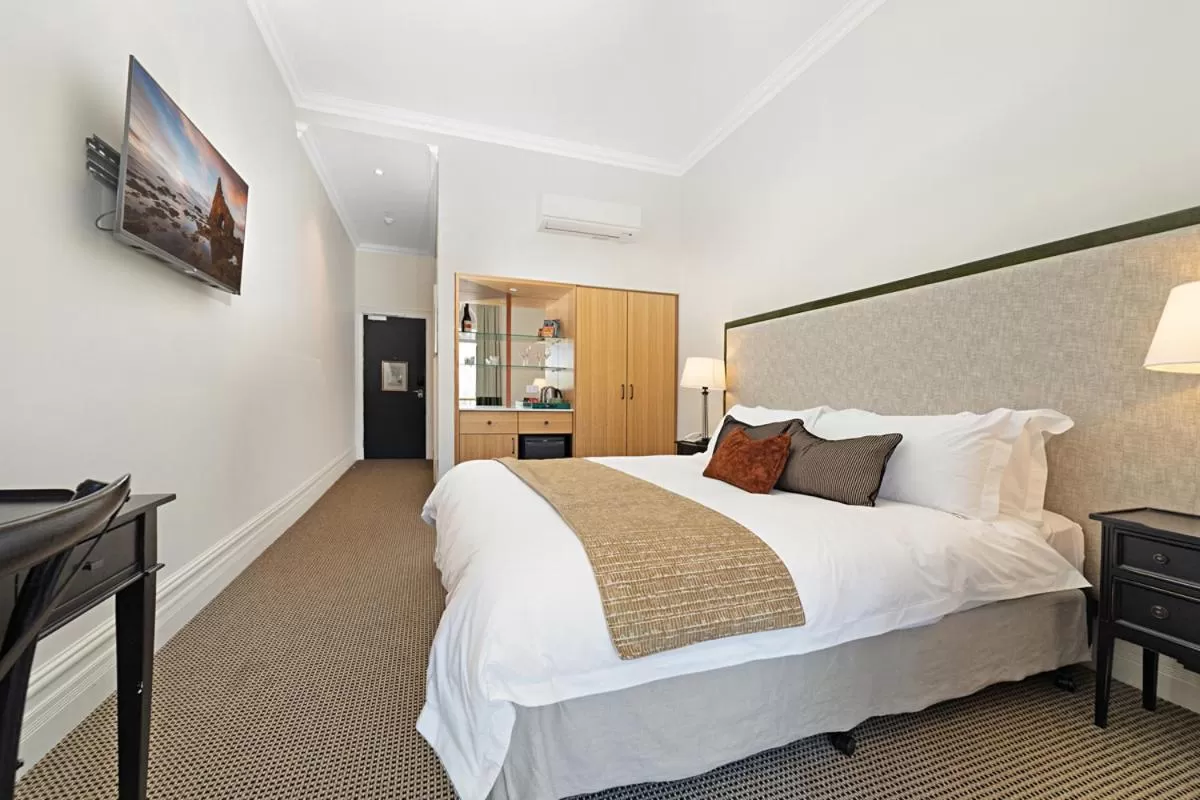 Bedroom, Bed in The National Hotel