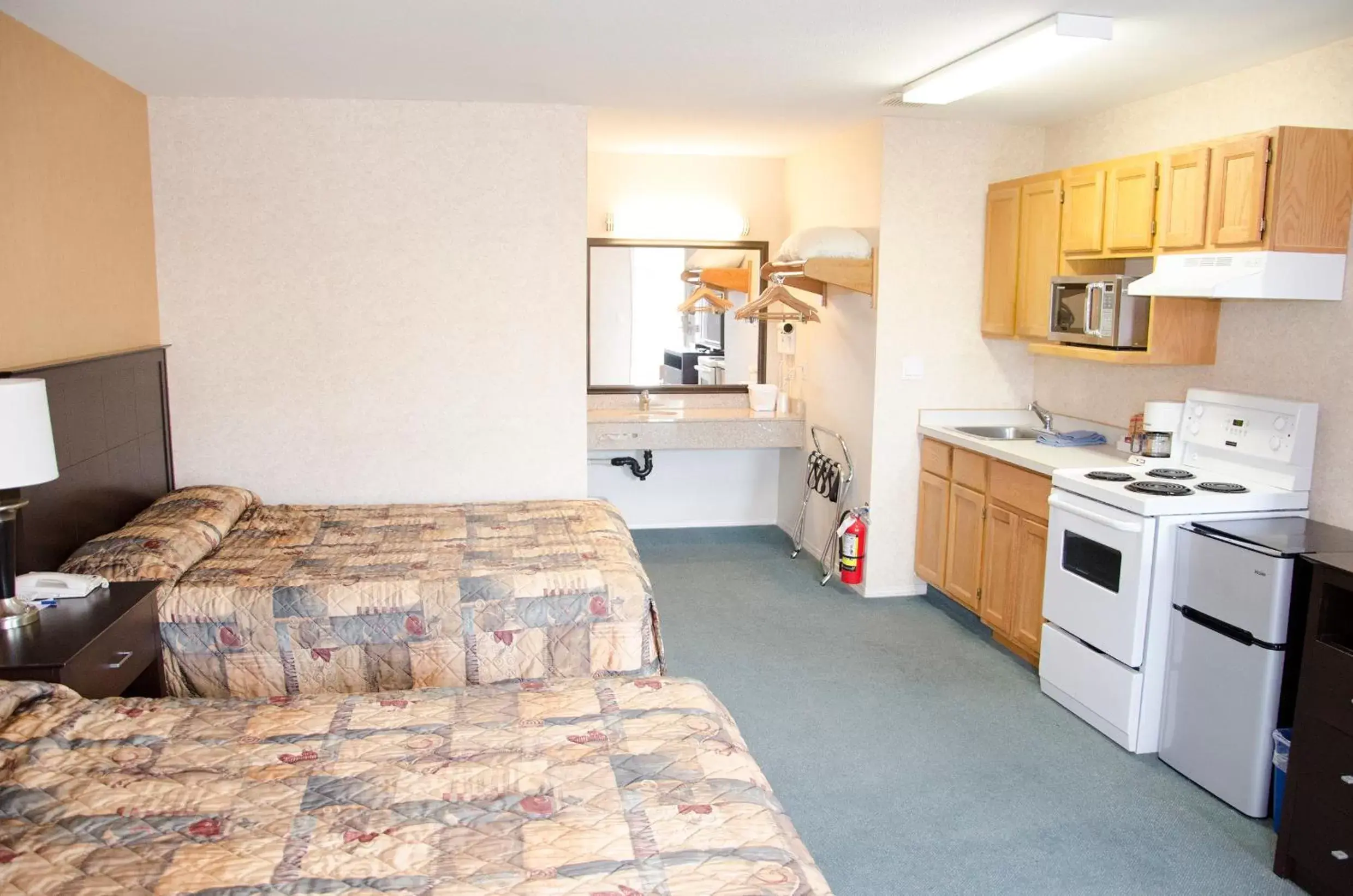 Photo of the whole room, Kitchen/Kitchenette in Best Budget Inn & Suites Kamloops