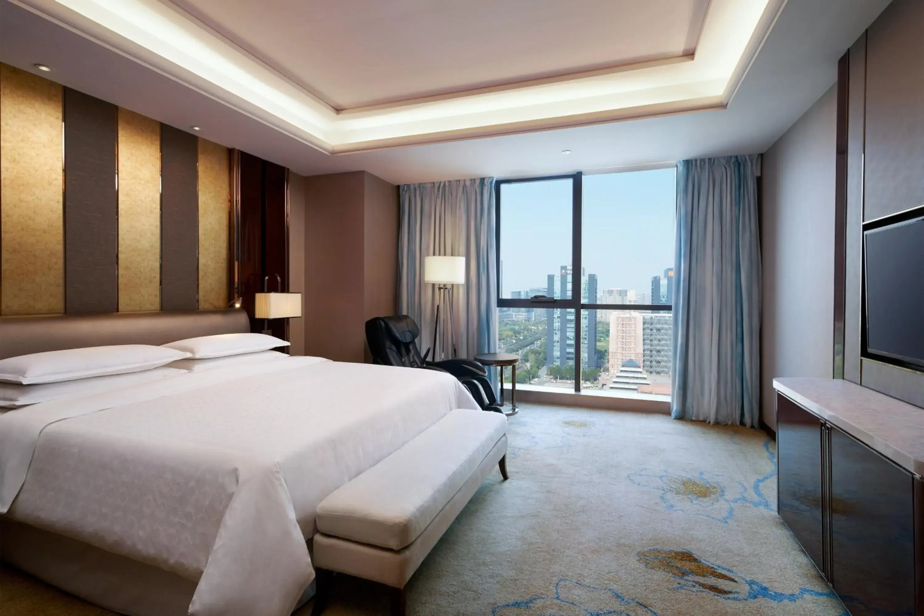 Photo of the whole room, Bed in Sheraton Grand Zhengzhou Hotel