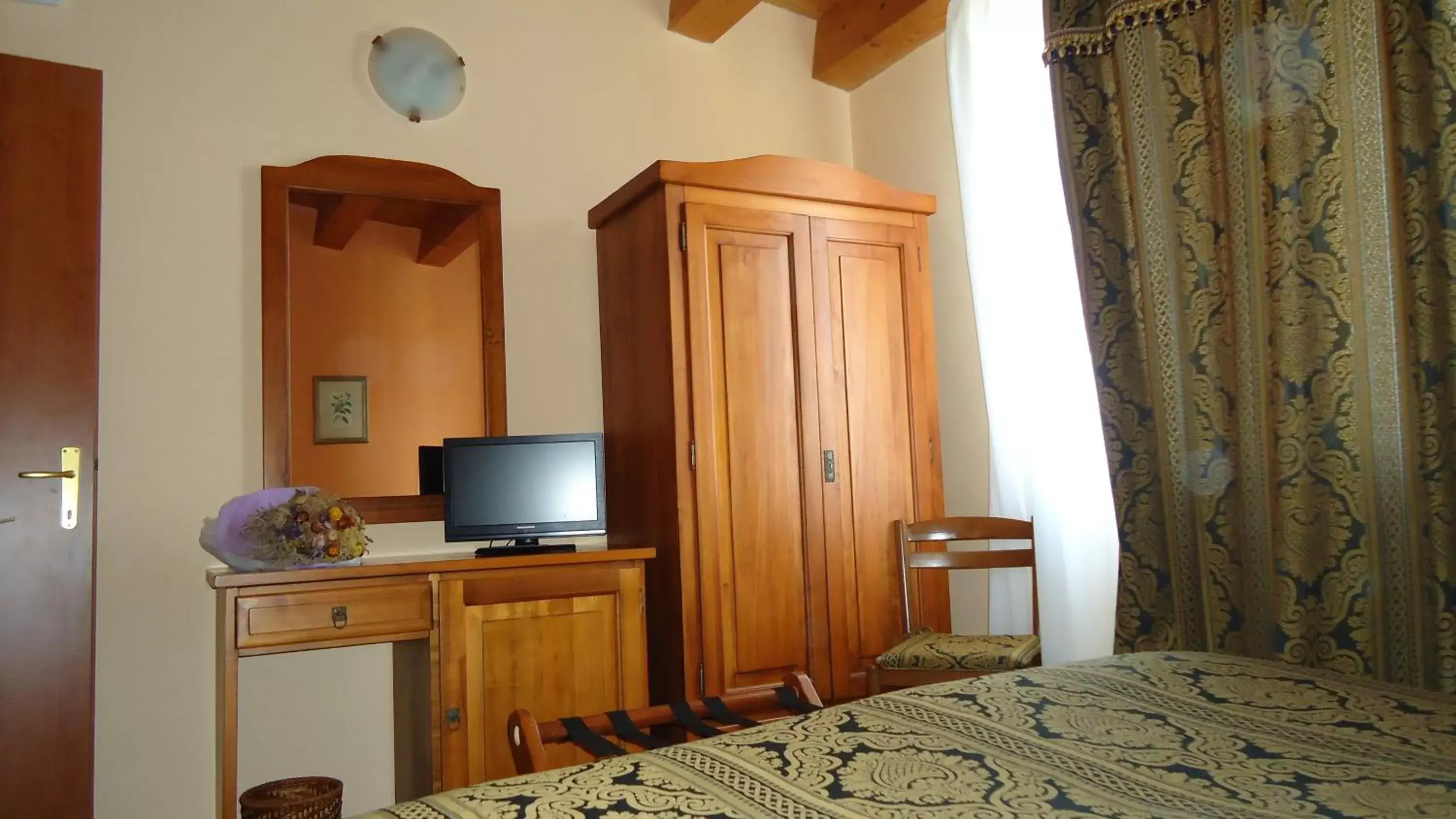 Photo of the whole room, TV/Entertainment Center in Hotel Archimede Ortigia