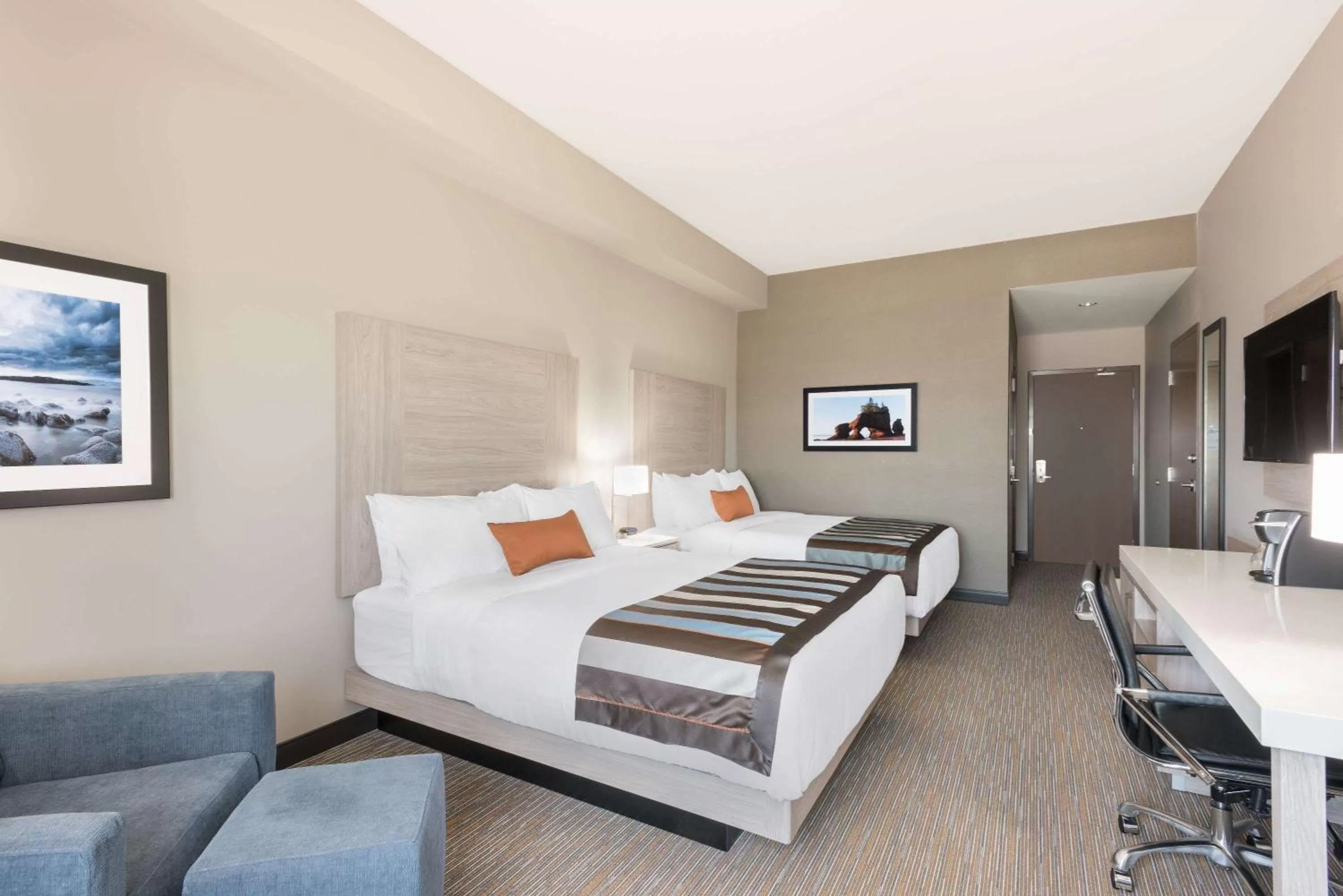 Photo of the whole room, Bed in Wingate by Wyndham Dieppe Moncton