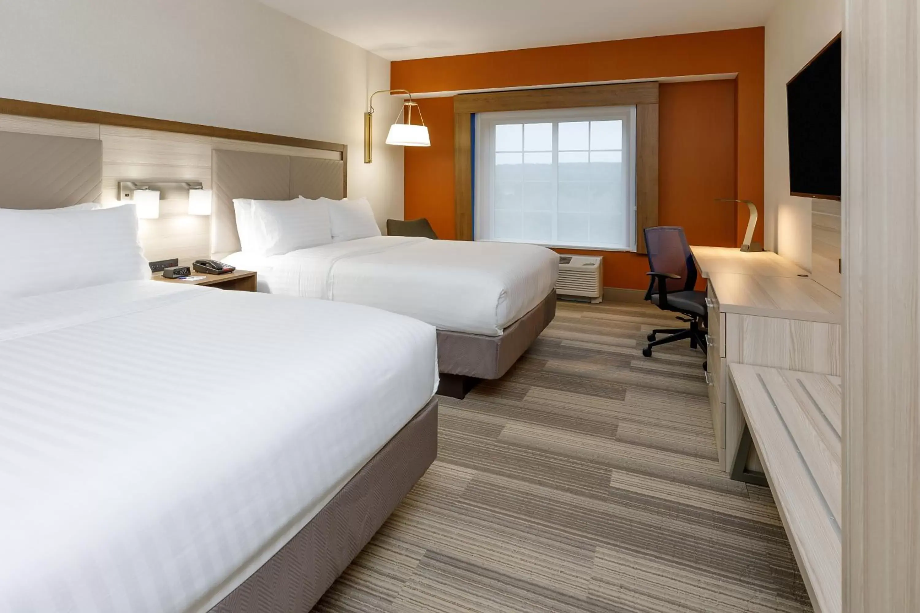 Photo of the whole room, Bed in Holiday Inn Express & Suites - Sturbridge, an IHG Hotel