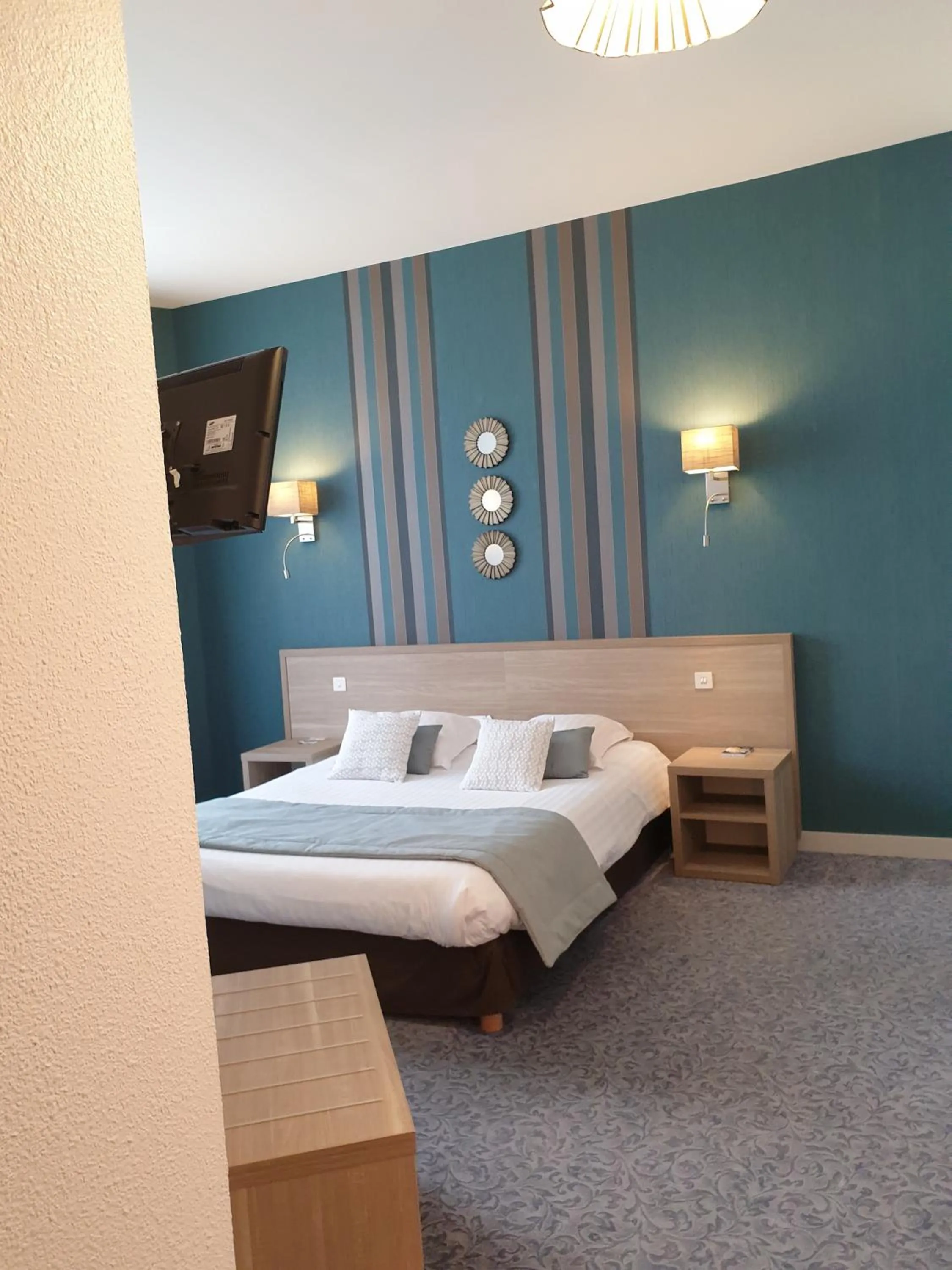 Photo of the whole room, Bed in Hôtel Le Rohan Charme et Caractère