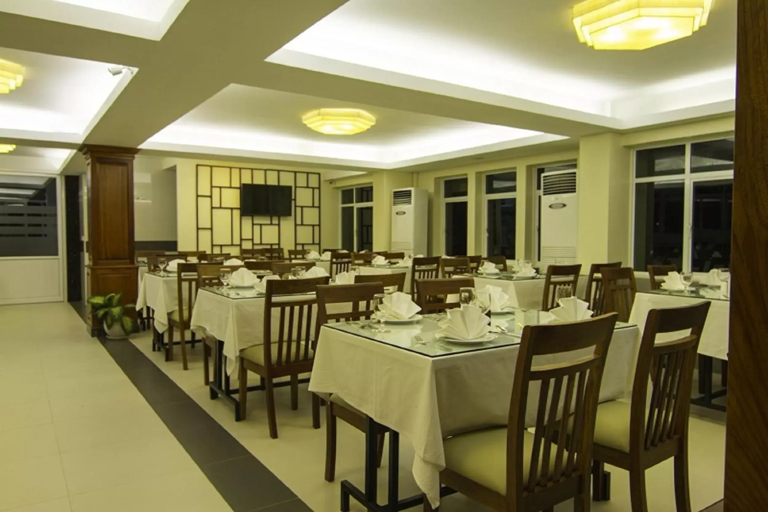 Restaurant/Places to Eat in Rose Emerald Hotel