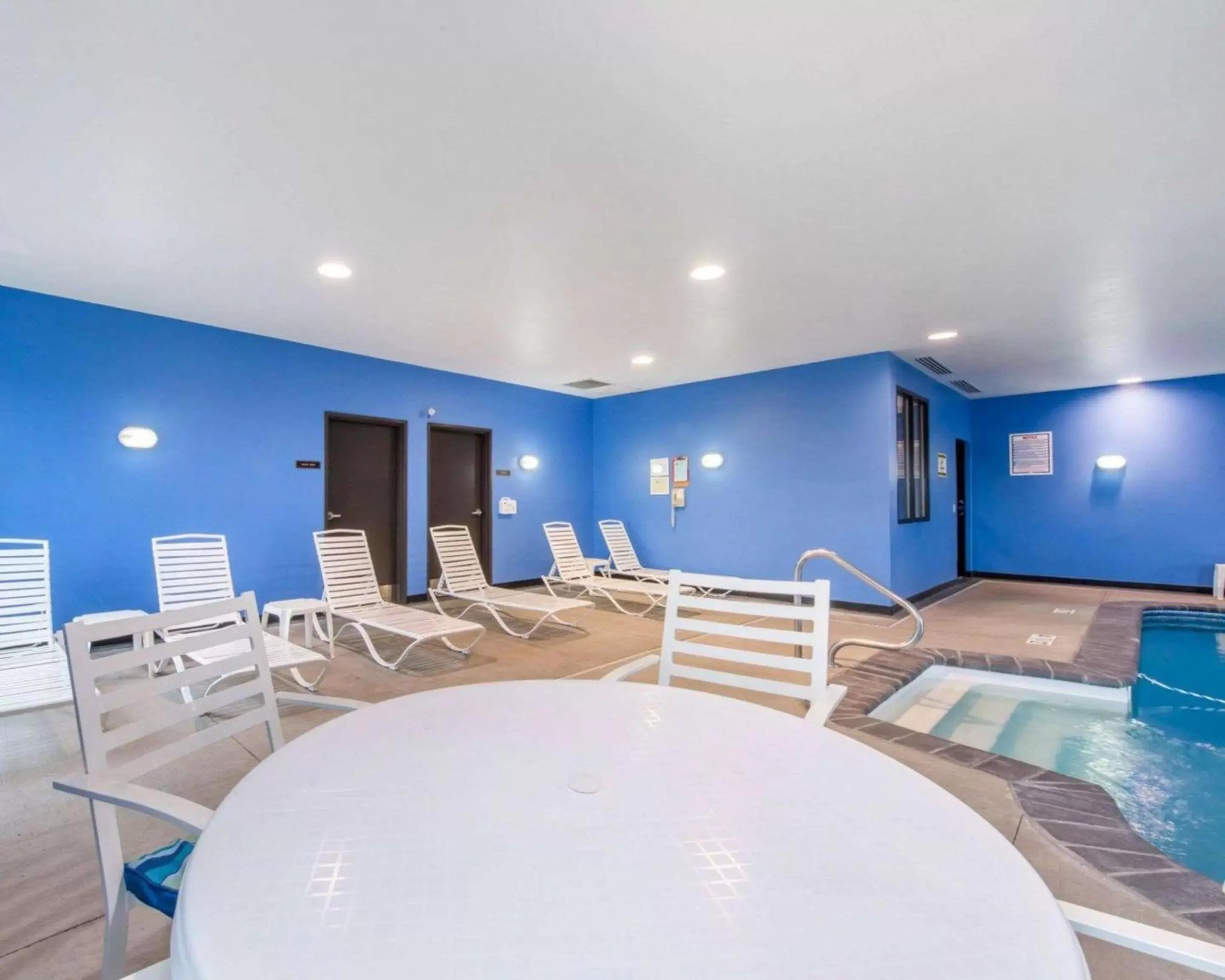 Swimming Pool in Comfort Suites Altoona