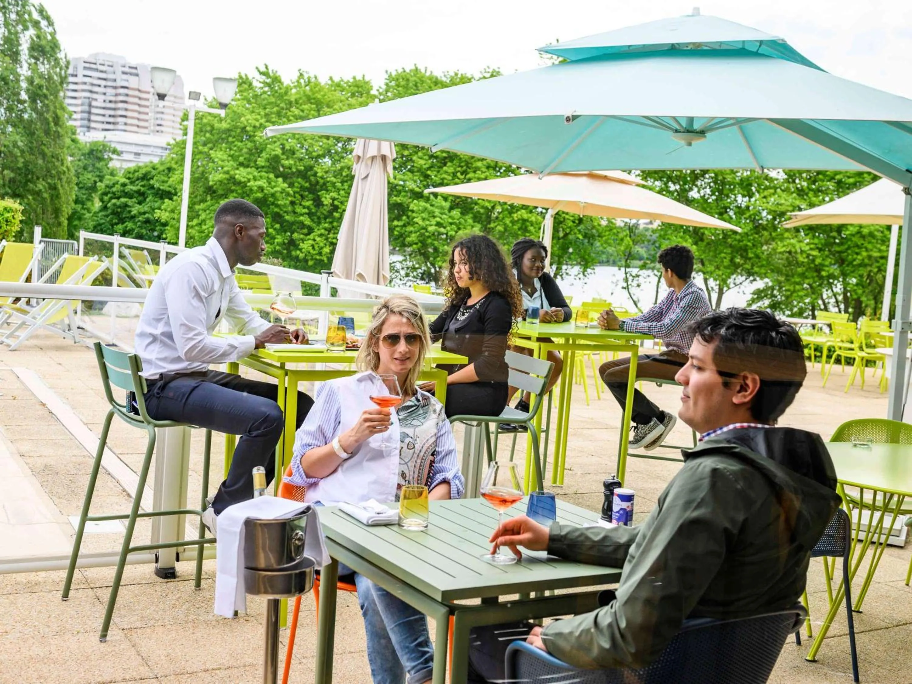 Restaurant/places to eat in Novotel Paris Créteil Le Lac