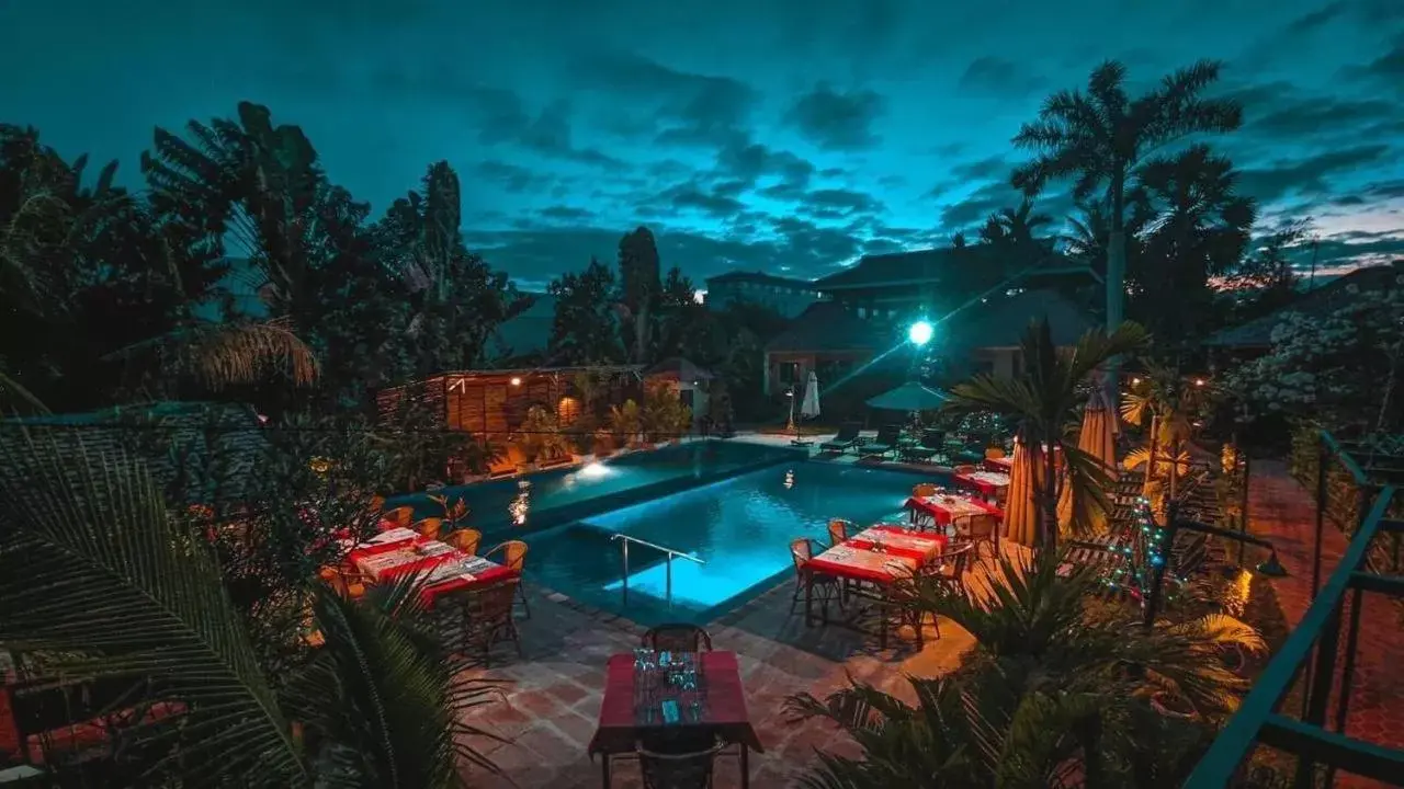 Pool View in Au Cabaret Vert