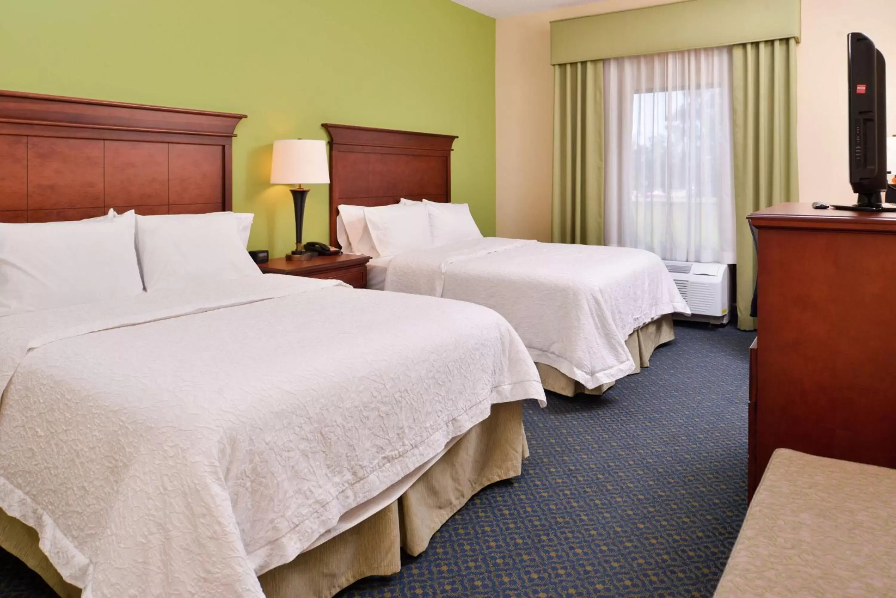 Bedroom, Bed in Hampton Inn Jackson-College Avenue