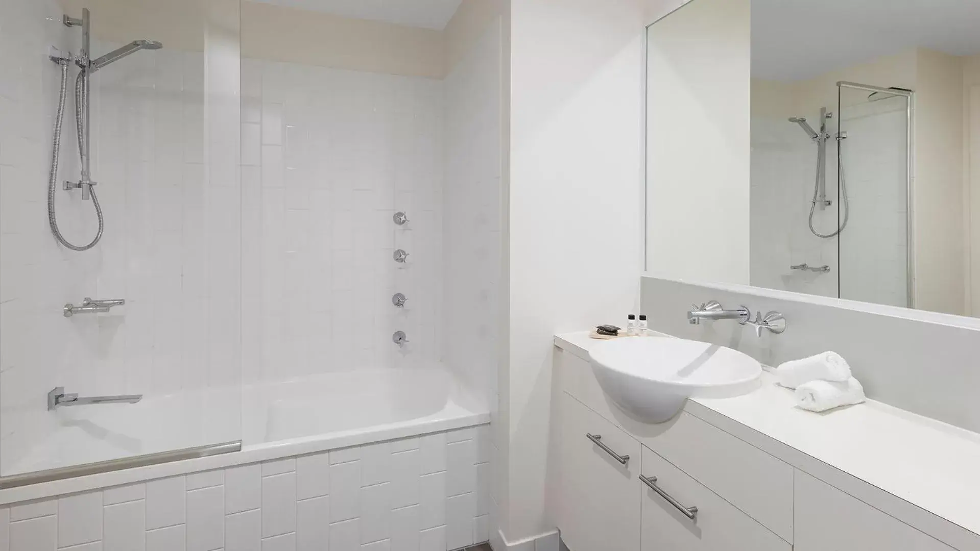 Shower, Bathroom in Oaks Brisbane on Margaret Suites