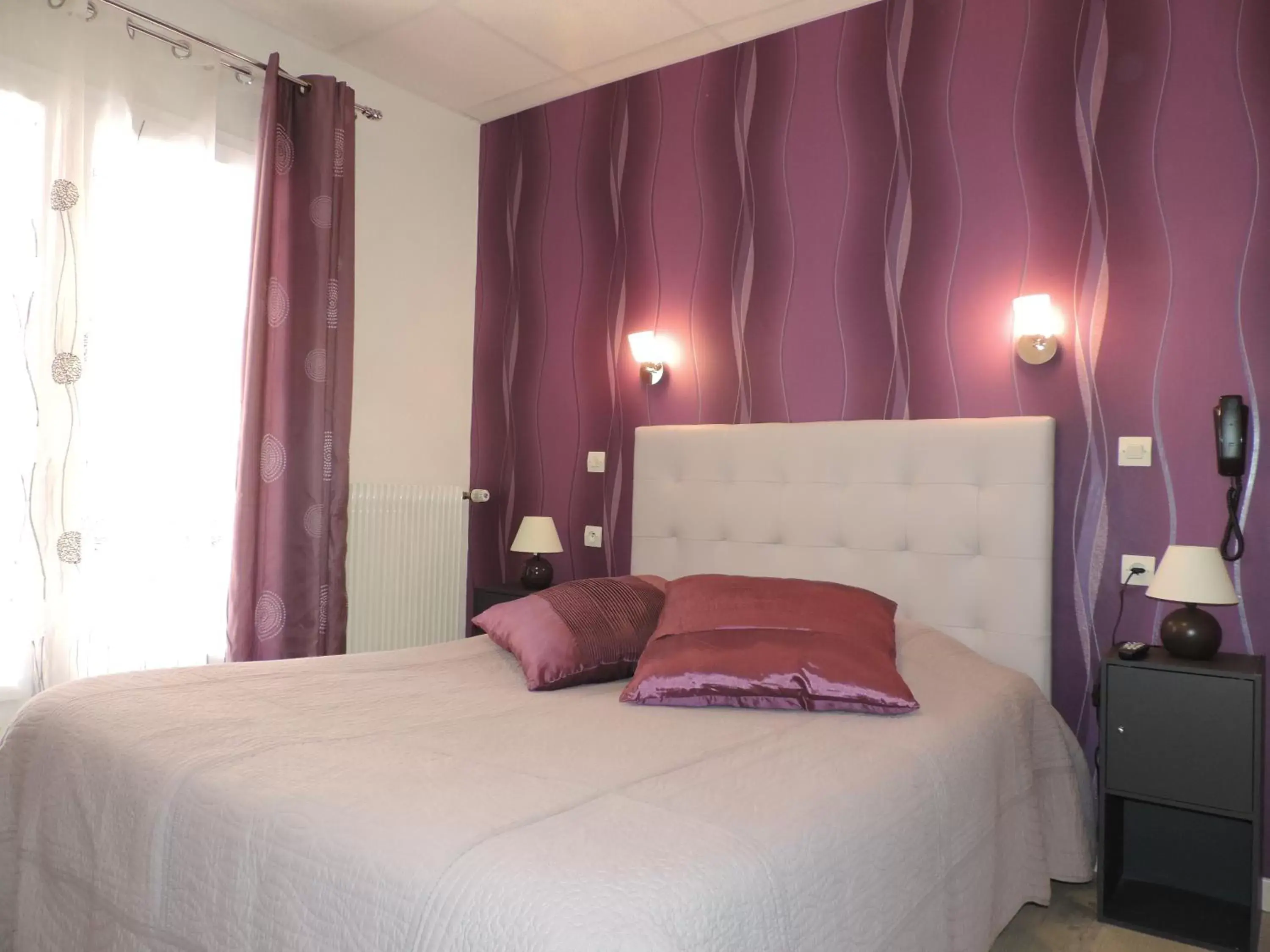 Bedroom, Bed in Hôtel Le Châtelet logis