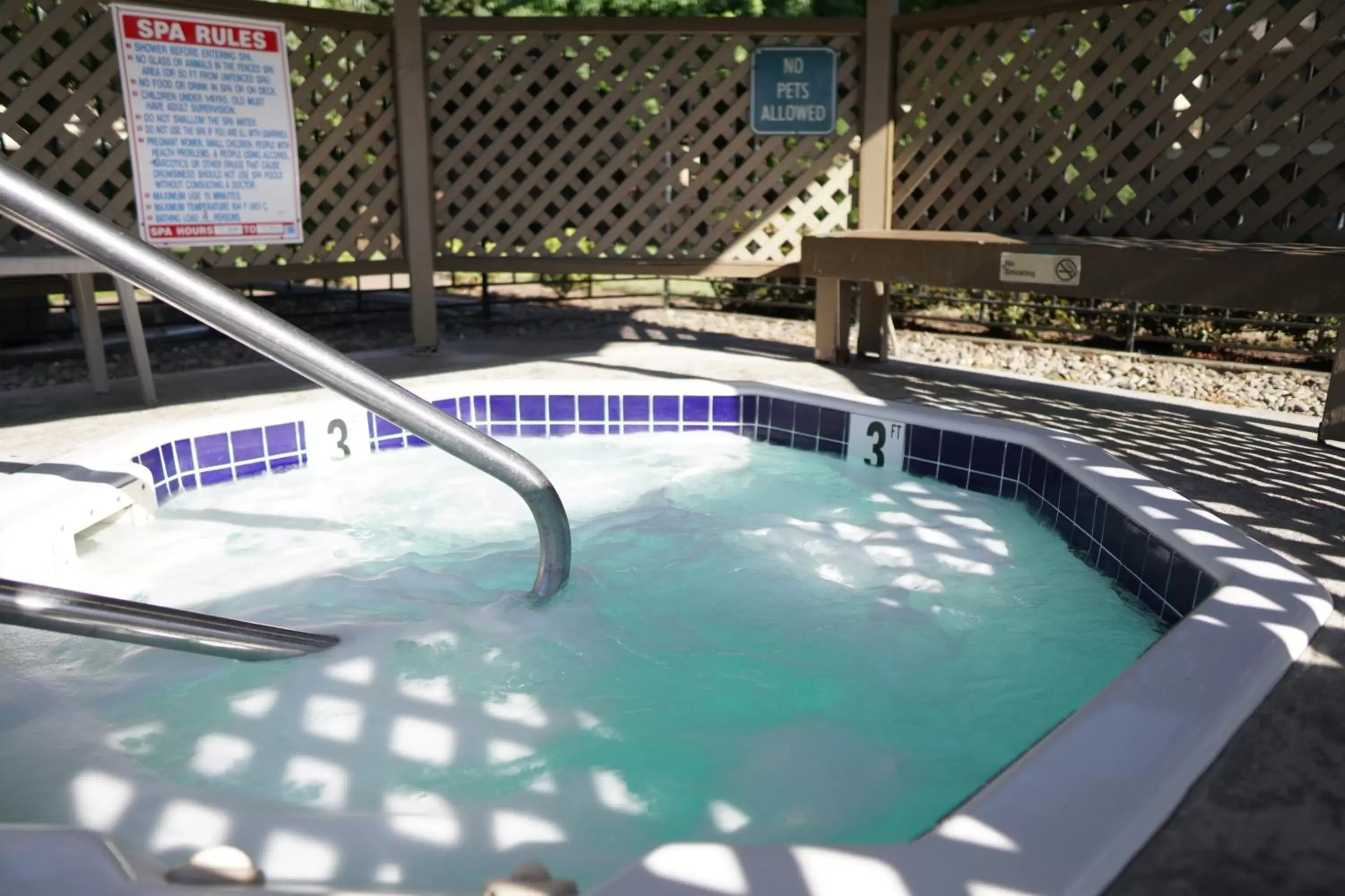 Hot Tub, Swimming Pool in Village Inn