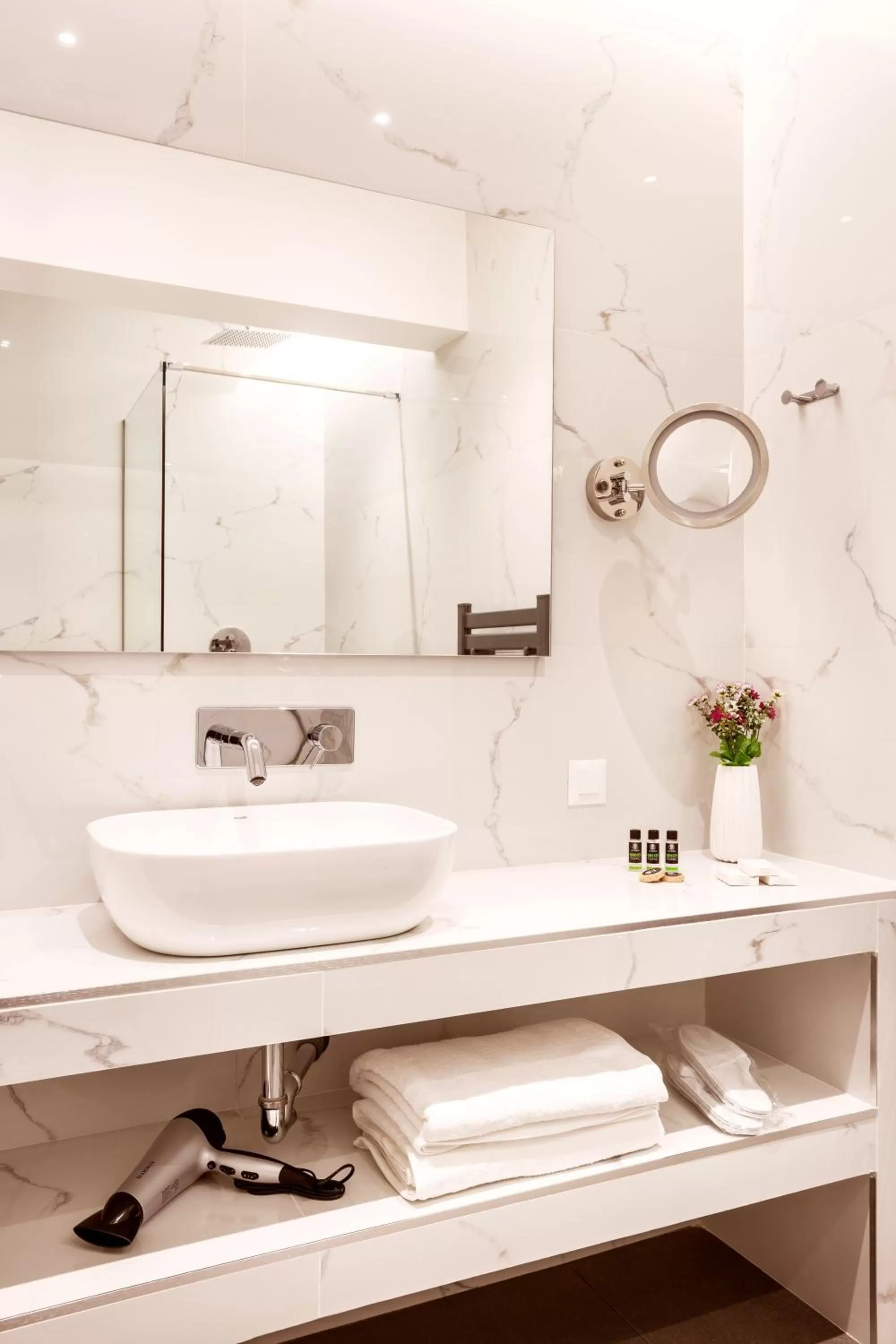 Bathroom in DAYS City Suites Athens