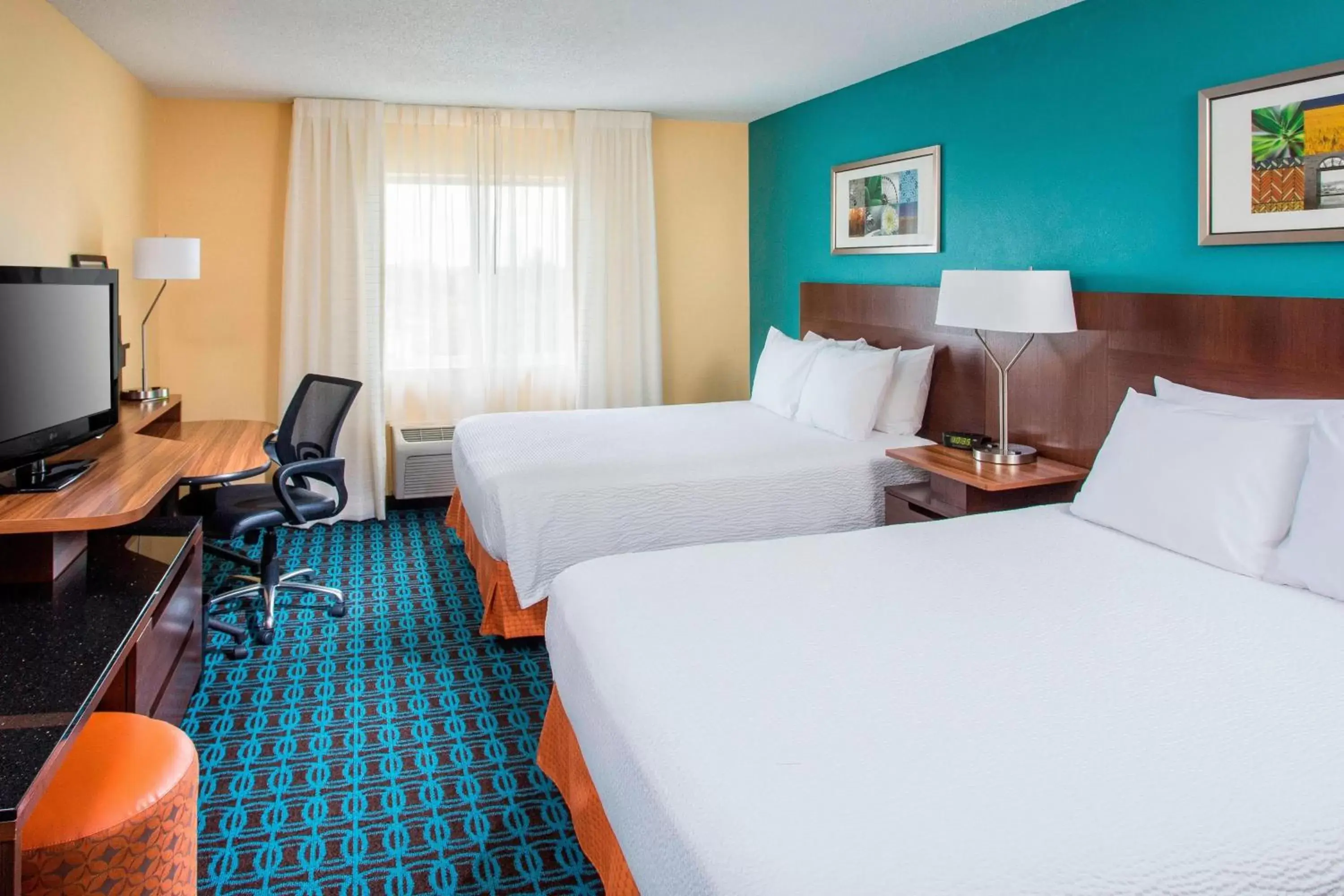 Photo of the whole room, Bed in Fairfield Inn & Suites Chicago Tinley Park