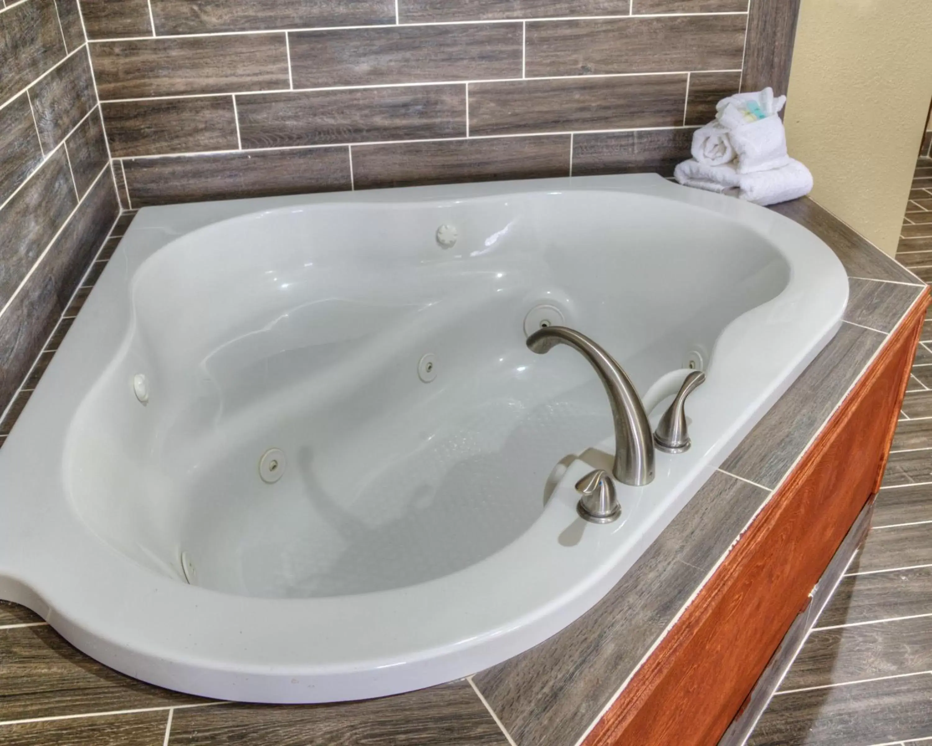 Hot Tub, Bathroom in Comfort Suites Plymouth near US-30
