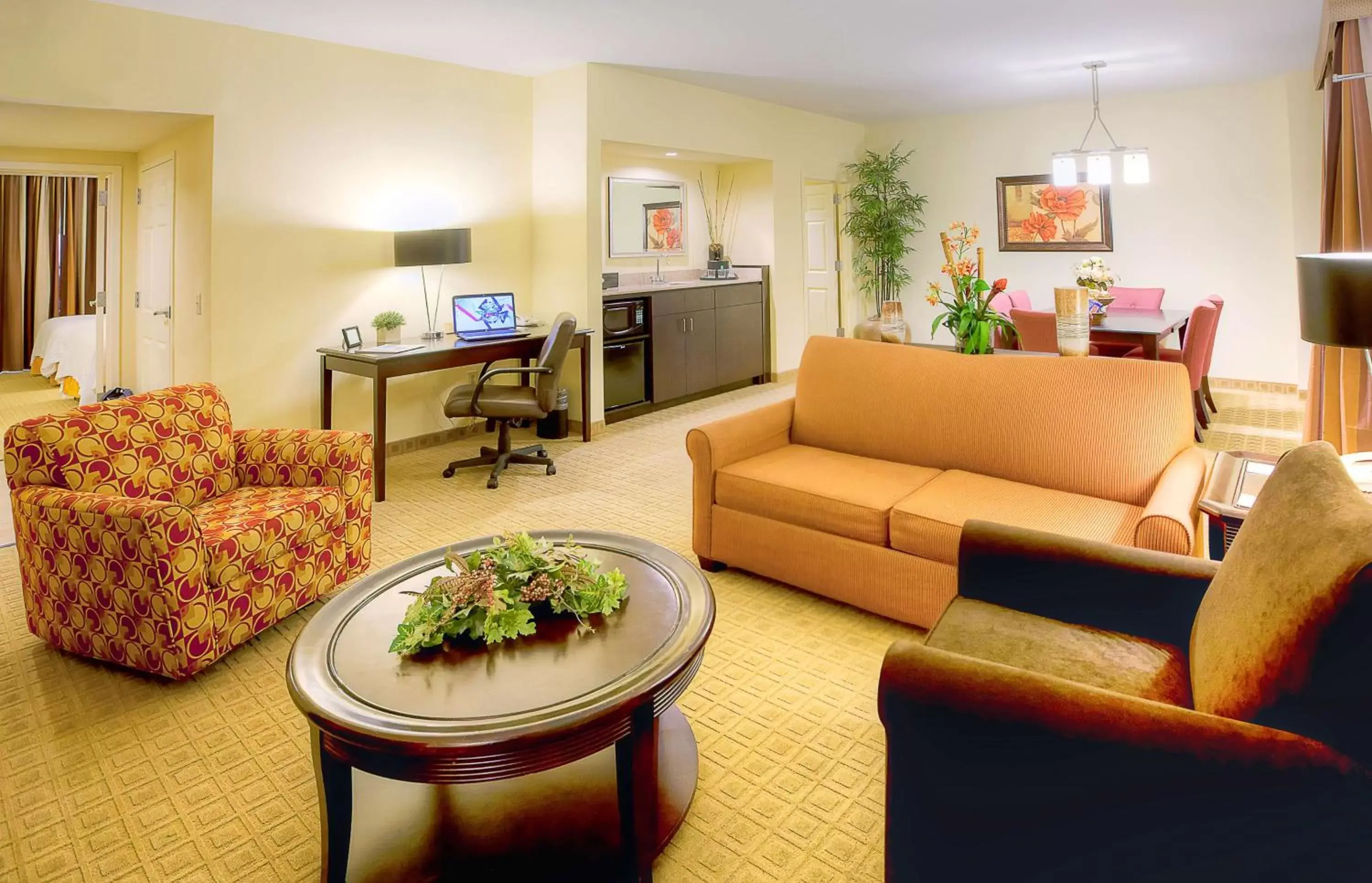 Living room, Seating Area in Embassy Suites by Hilton Laredo