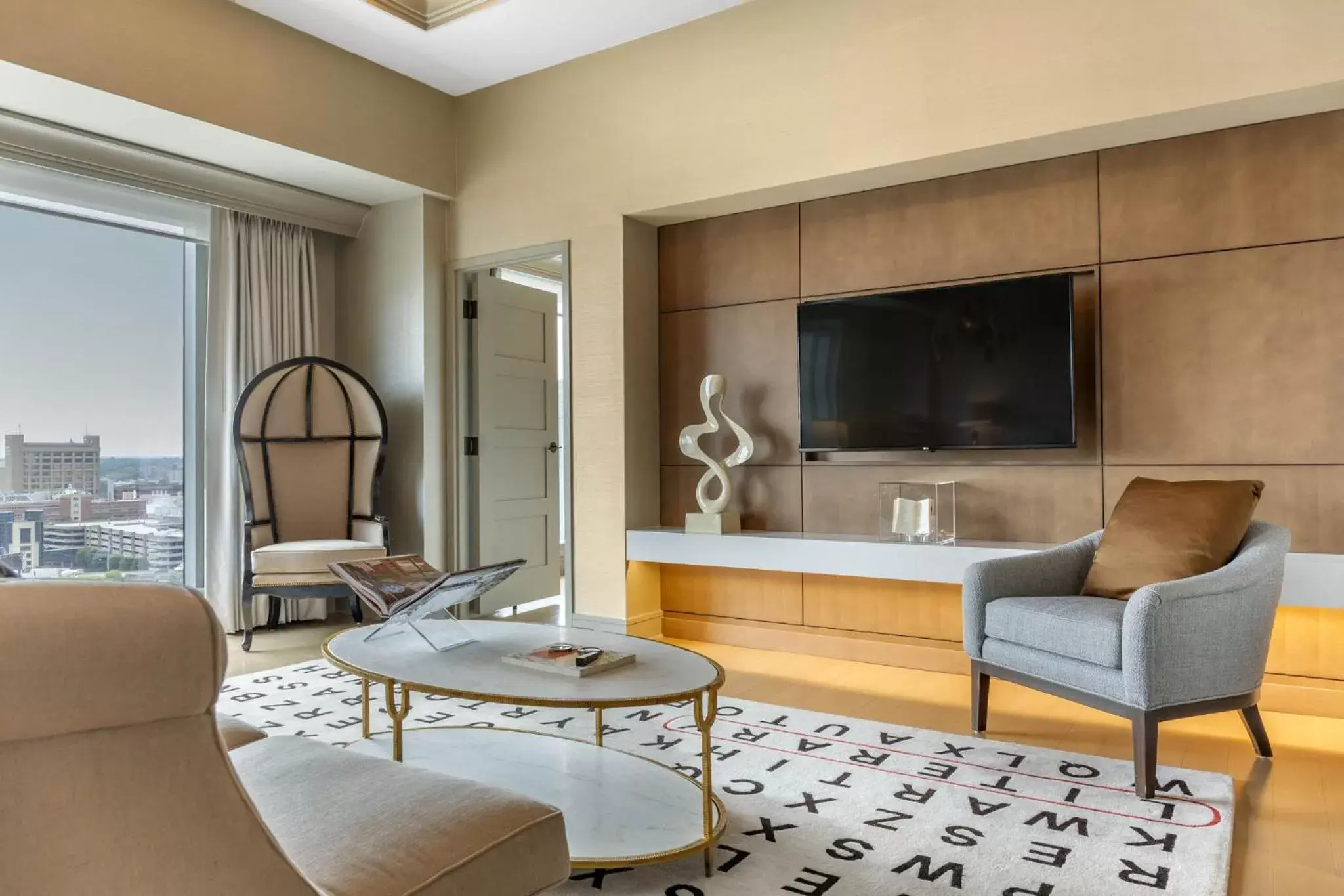 Bedroom, Seating Area in Omni Louisville Hotel