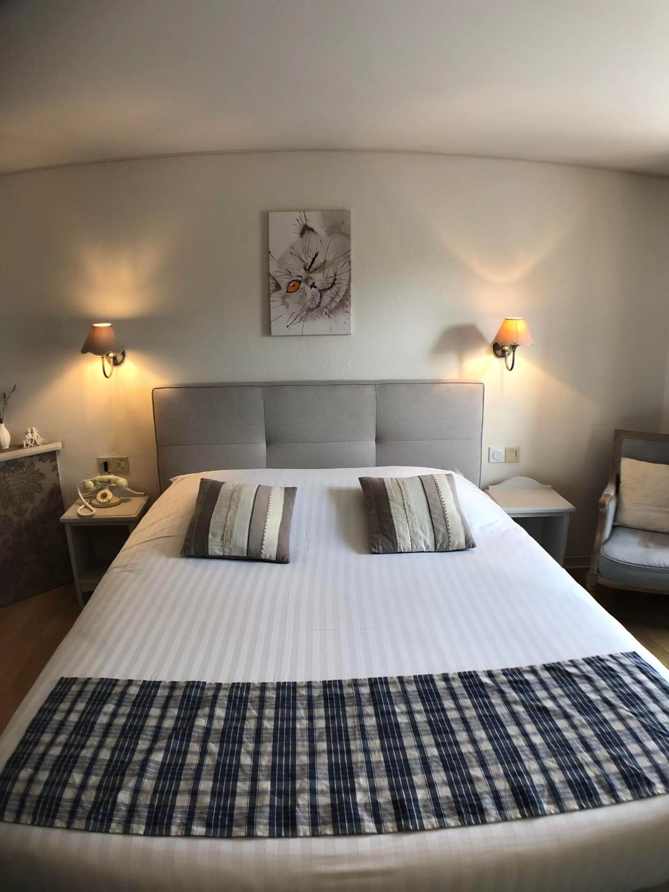 Bed in The Originals Boutique, Hôtel de la Balance, Montbéliard