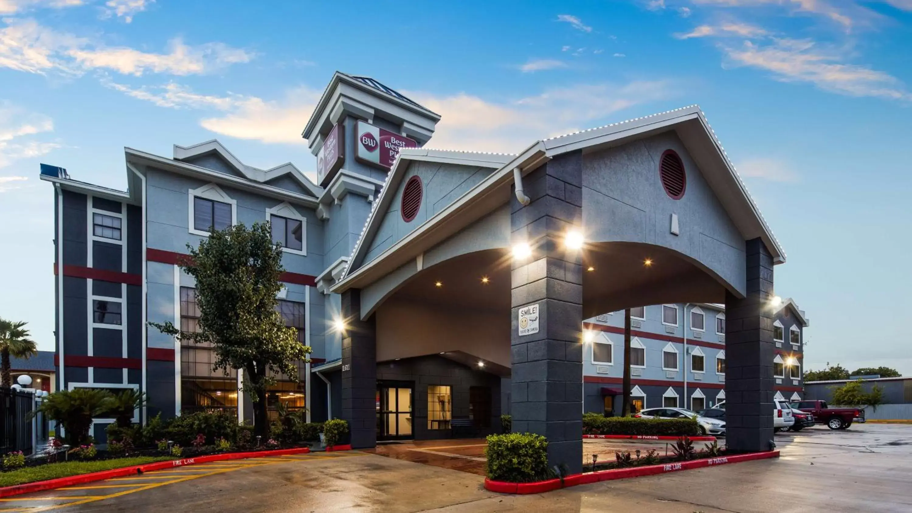 Property Building in Best Western Plus Northwest Inn and Suites Houston