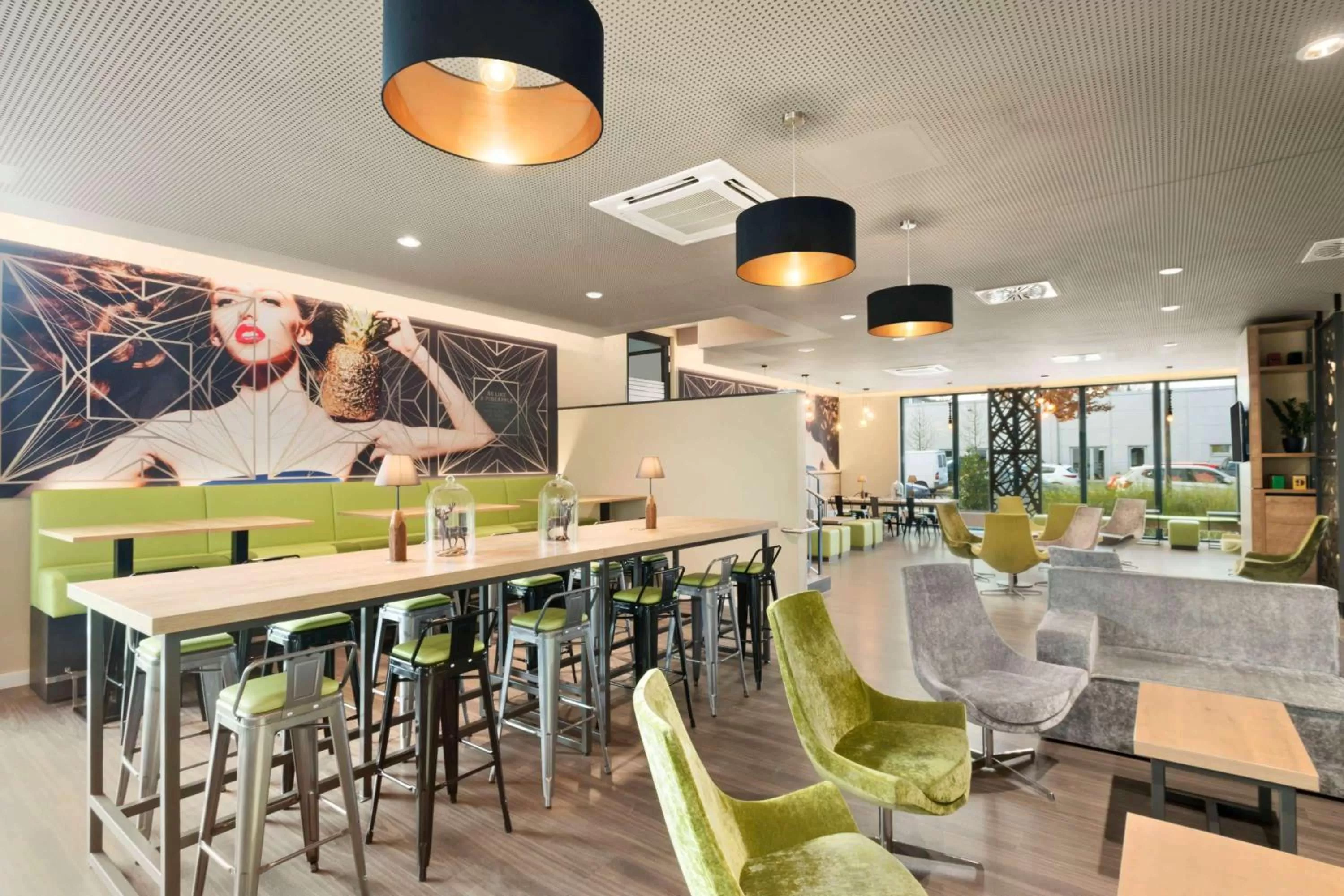 Lounge or bar in Super 8 by Wyndham Munich City North
