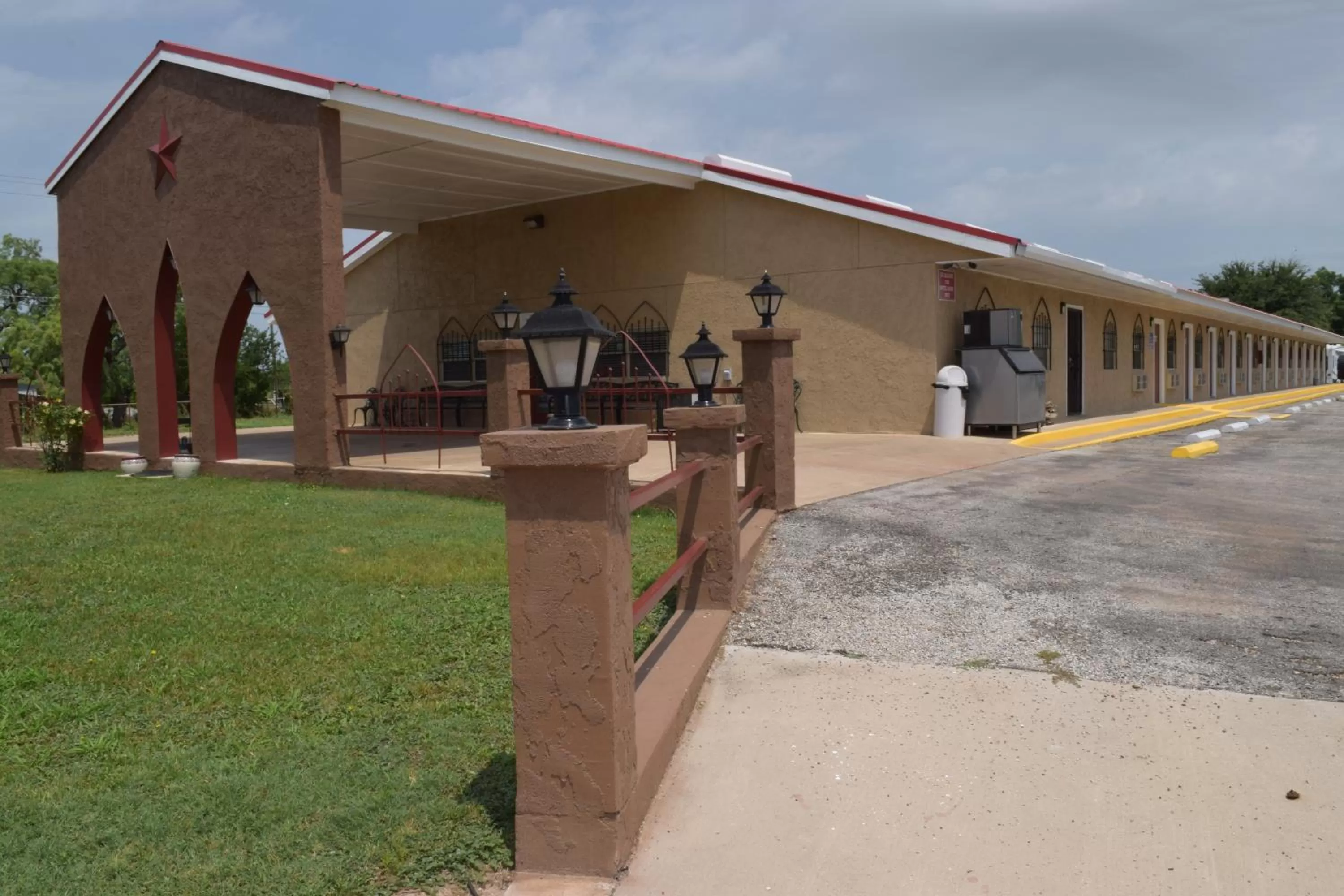 Property building in Albany Inn & RV Campground
