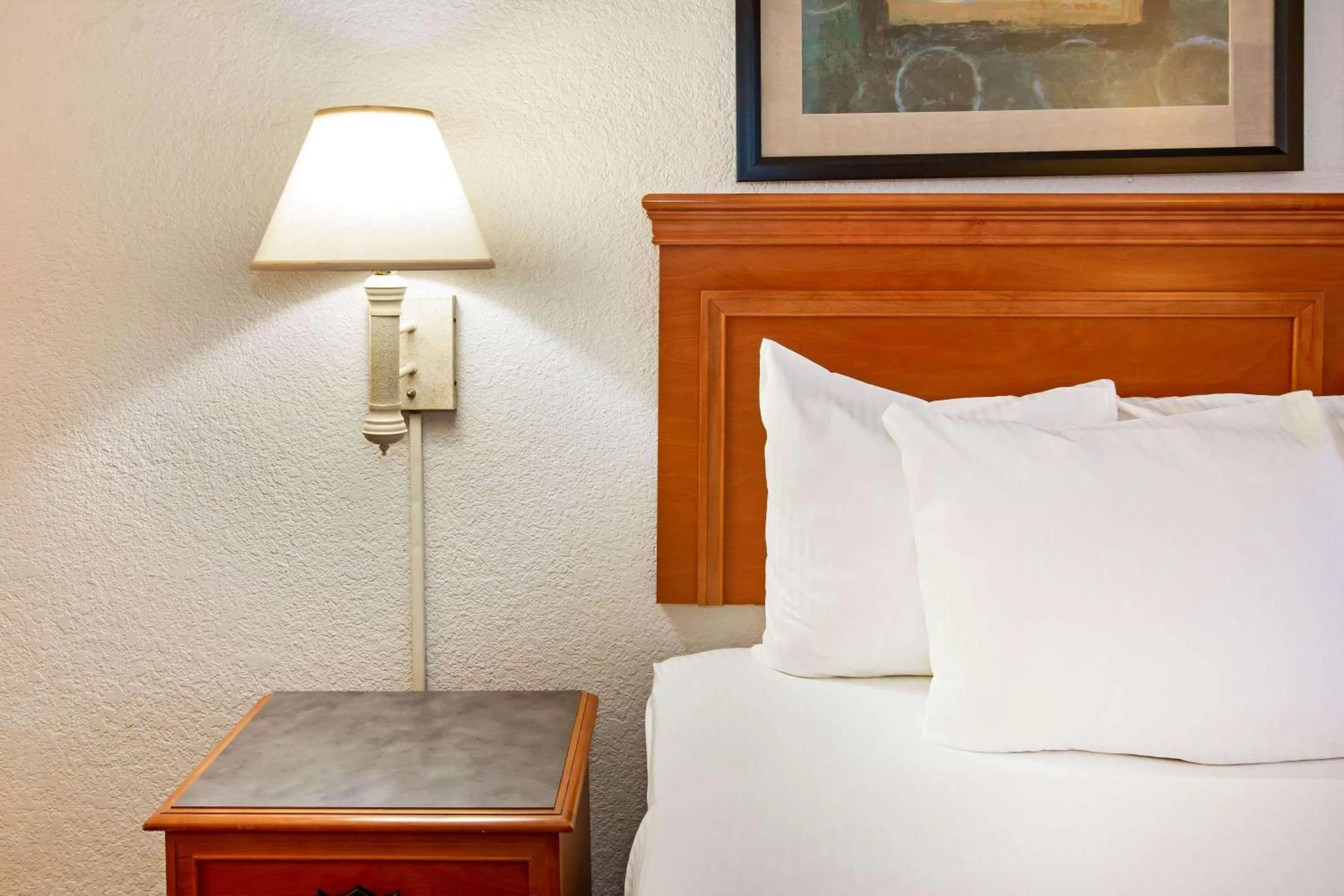 Photo of the whole room, Bed in La Quinta Inn by Wyndham Albuquerque Airport