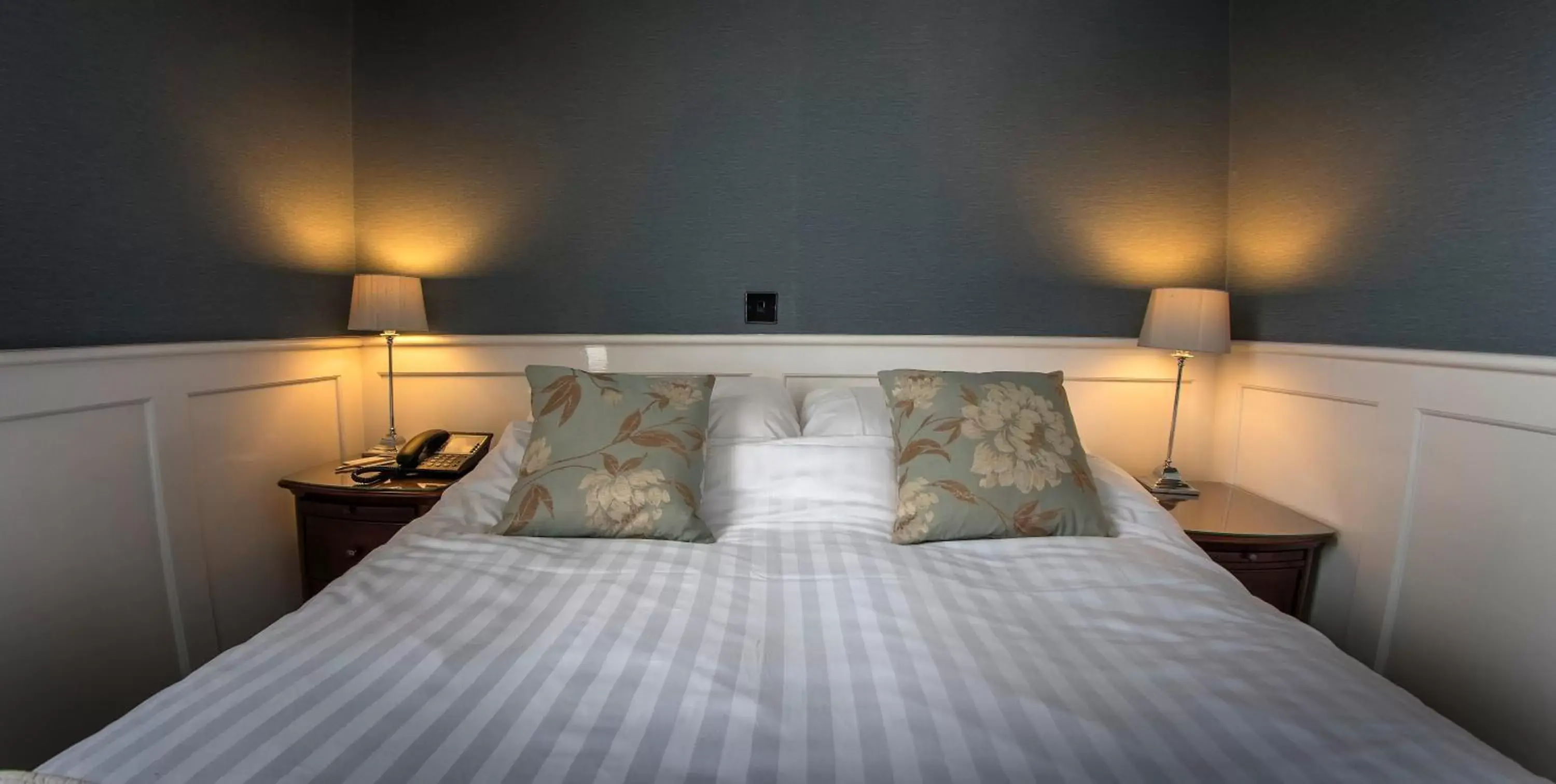 Bedroom, Bed in Dunoon Hotel