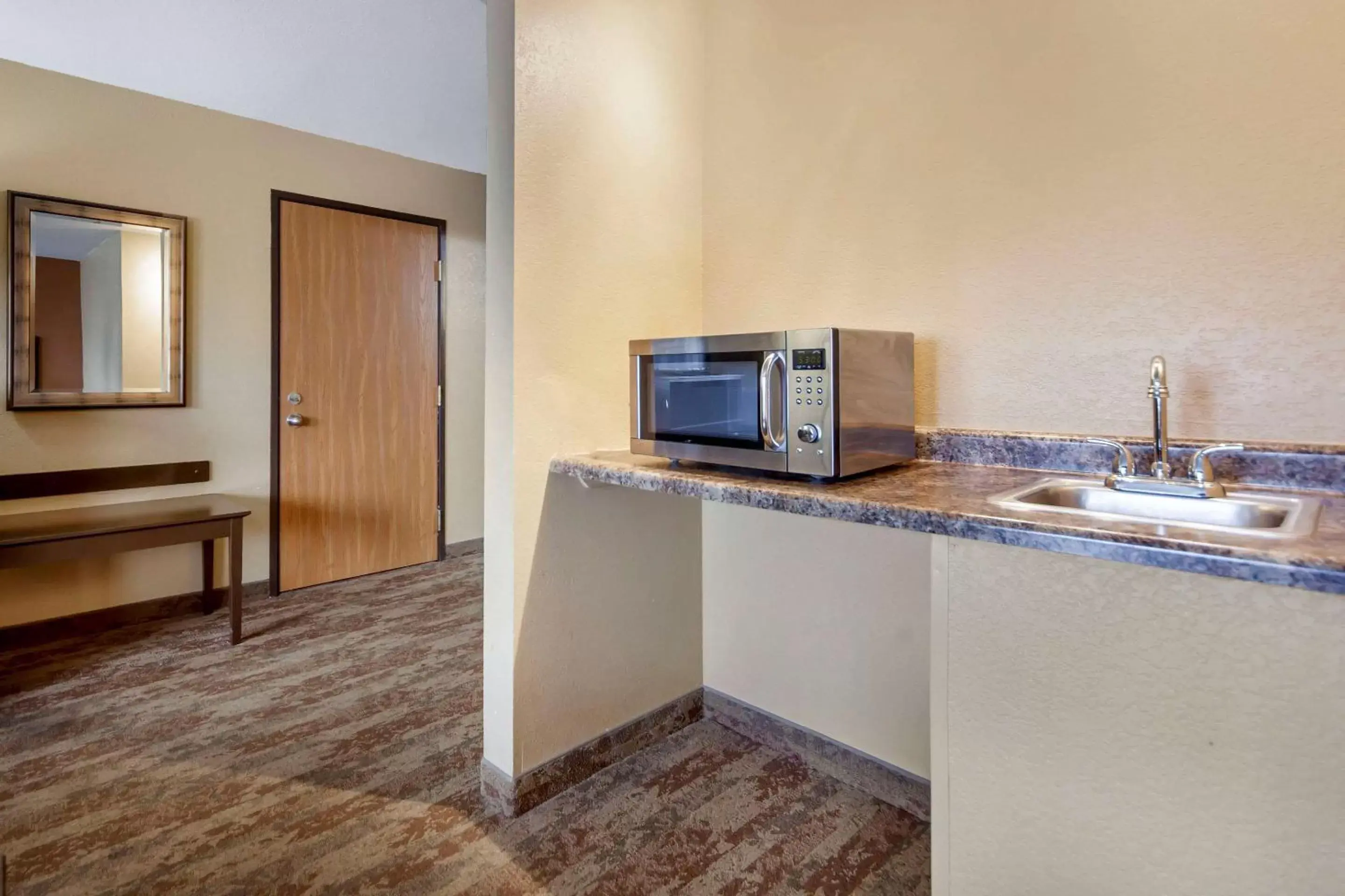 Photo of the whole room, Kitchen/Kitchenette in Econo Lodge Black Hills