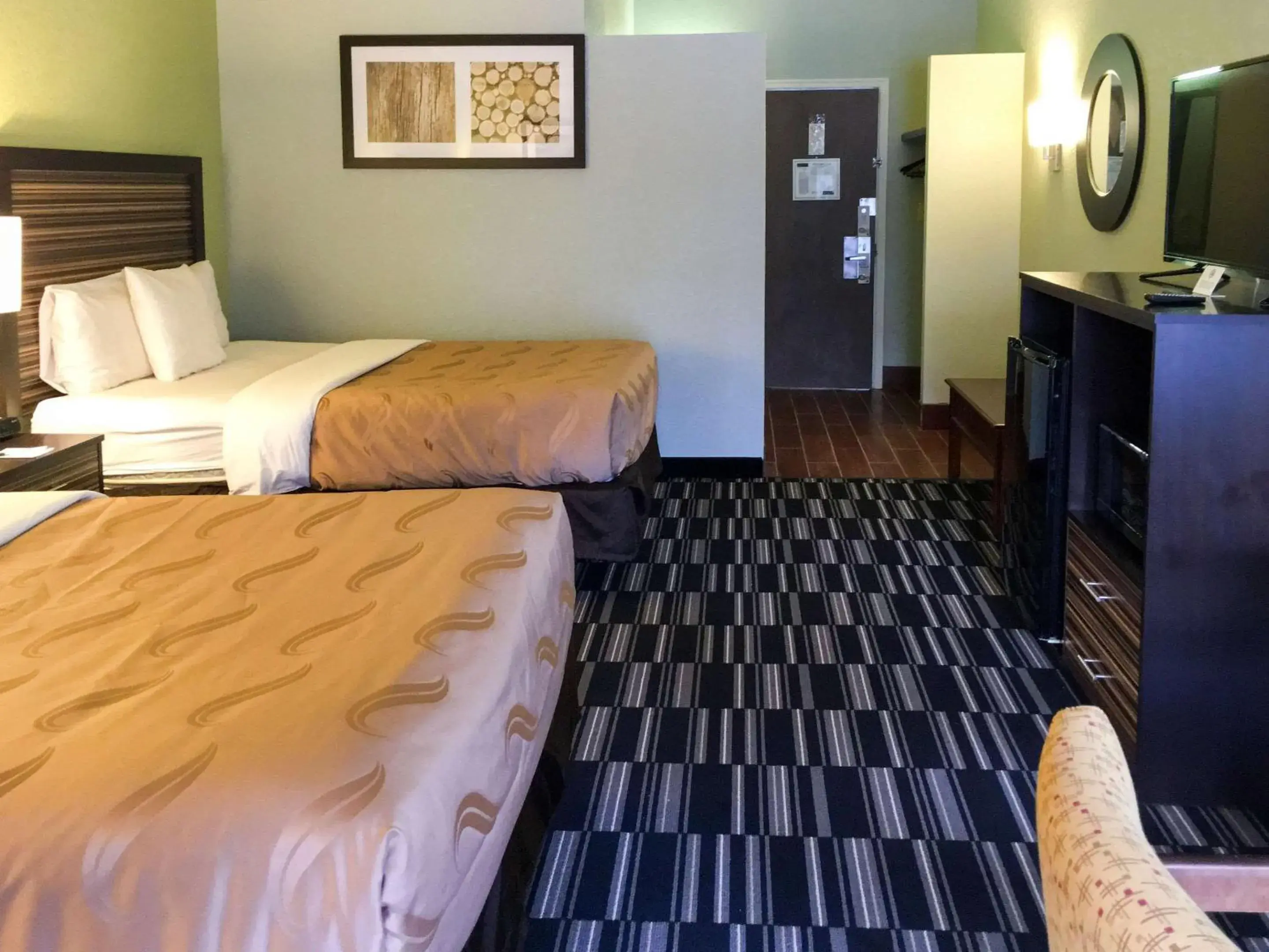 Photo of the whole room, Bed in Quality Inn North