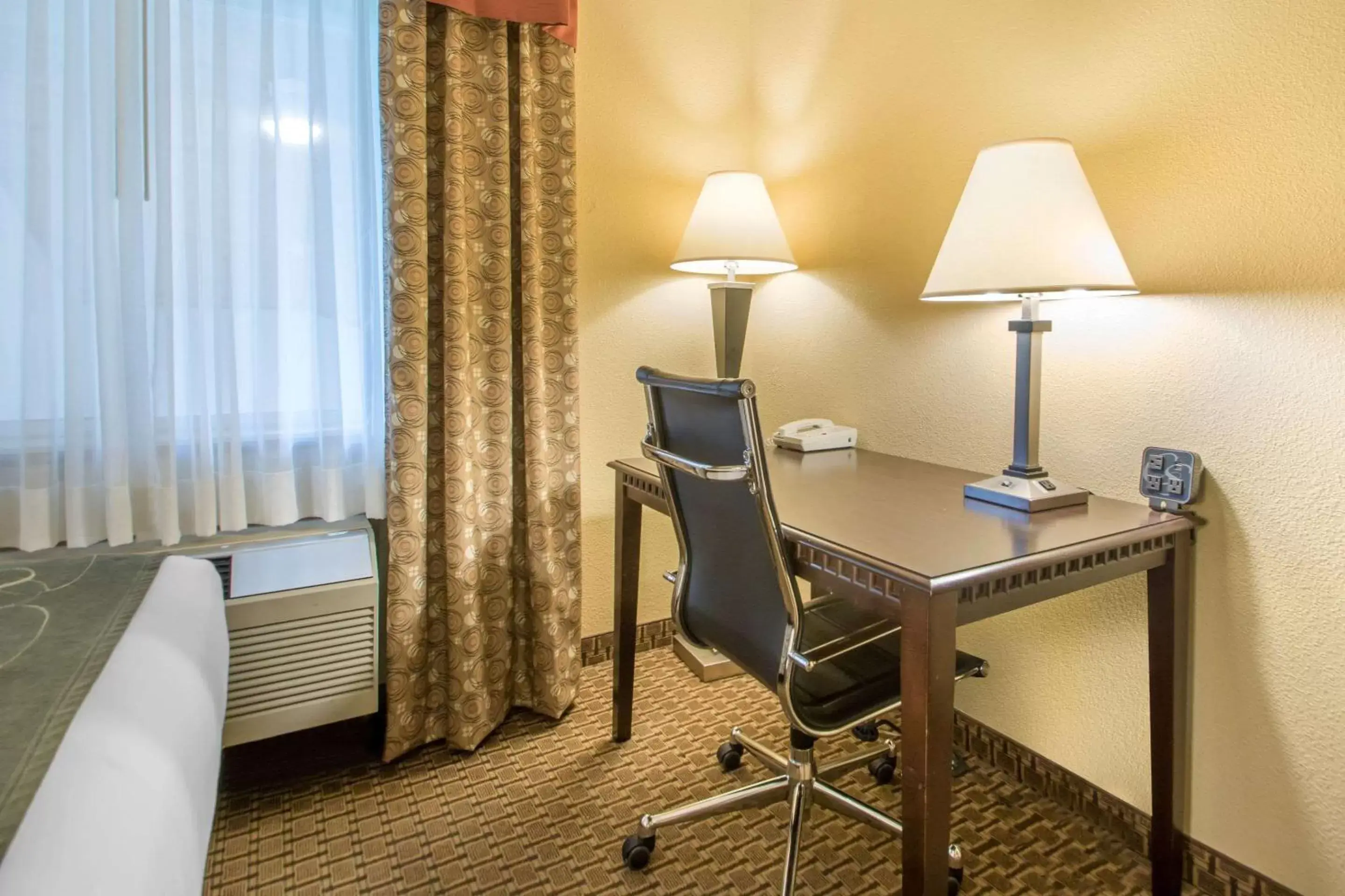 Photo of the whole room, Seating Area in Comfort Suites Wisconsin Dells Area