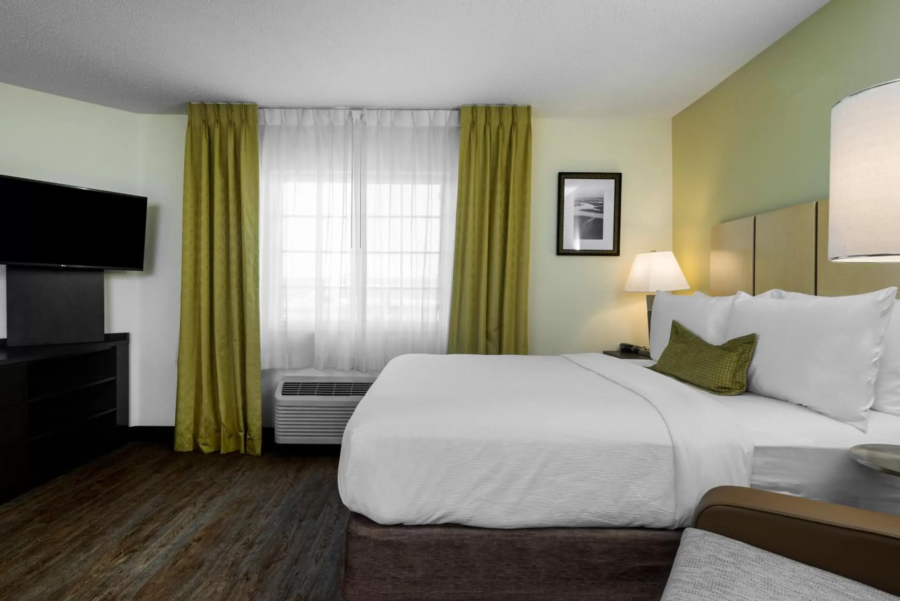 Photo of the whole room, Bed in Candlewood Suites Raleigh Crabtree, an IHG Hotel