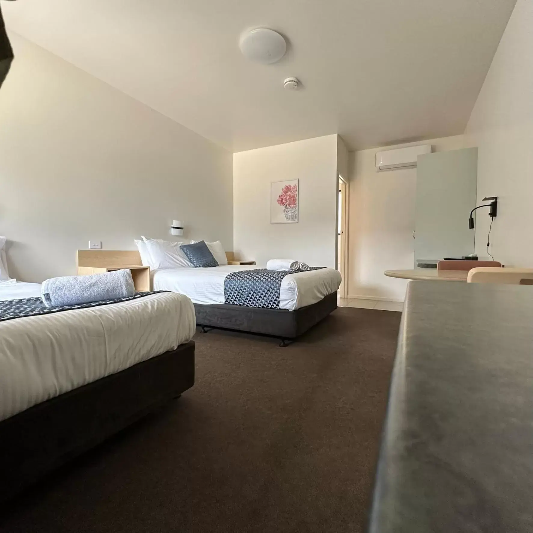 Bed in SHEPPARTON MOTOR INN Tudor House Motel Bed in SHEPPARTON MOTOR INN Tudor House Motel