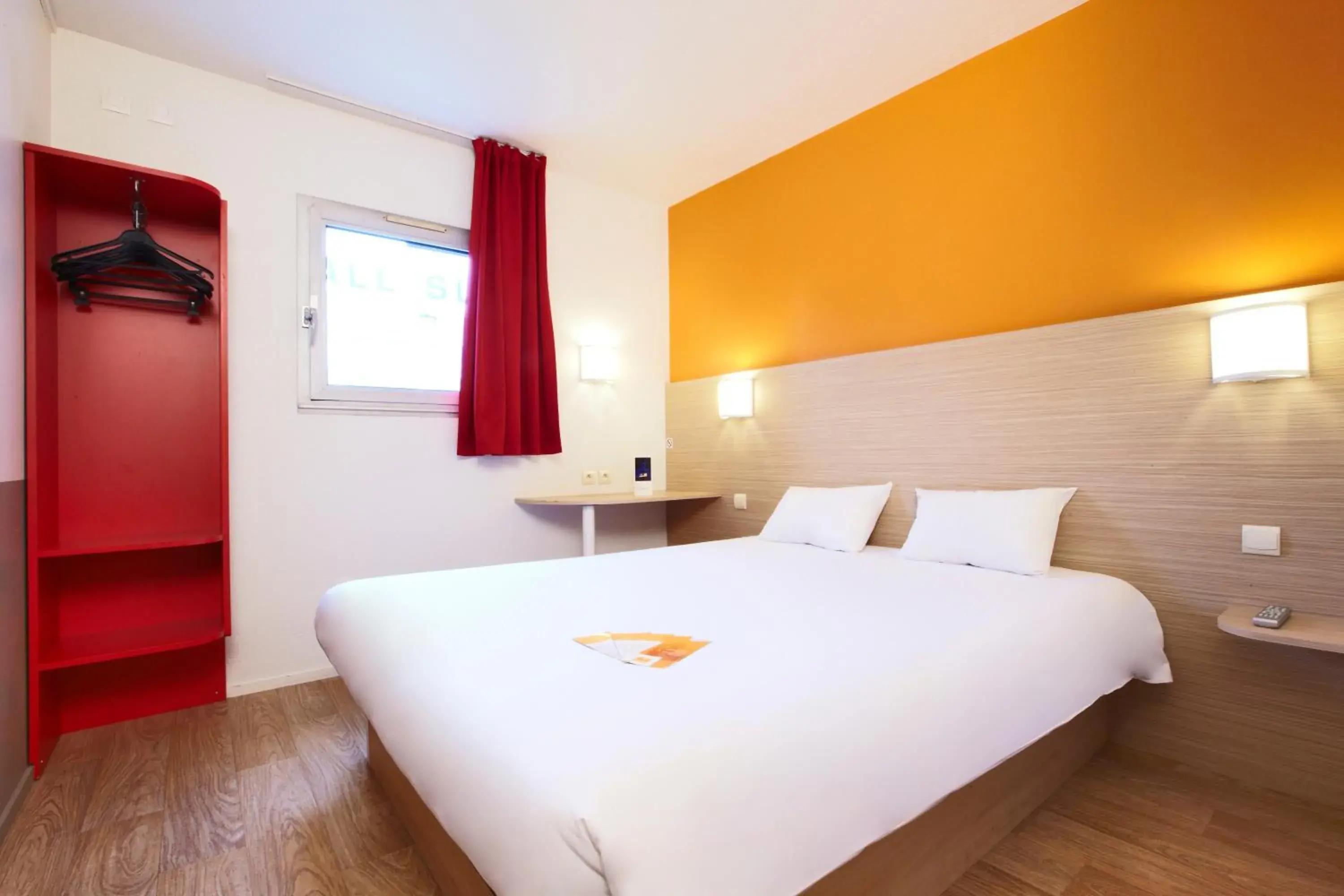 Photo of the whole room, Bed in Premiere Classe Bordeaux Nord - Lac