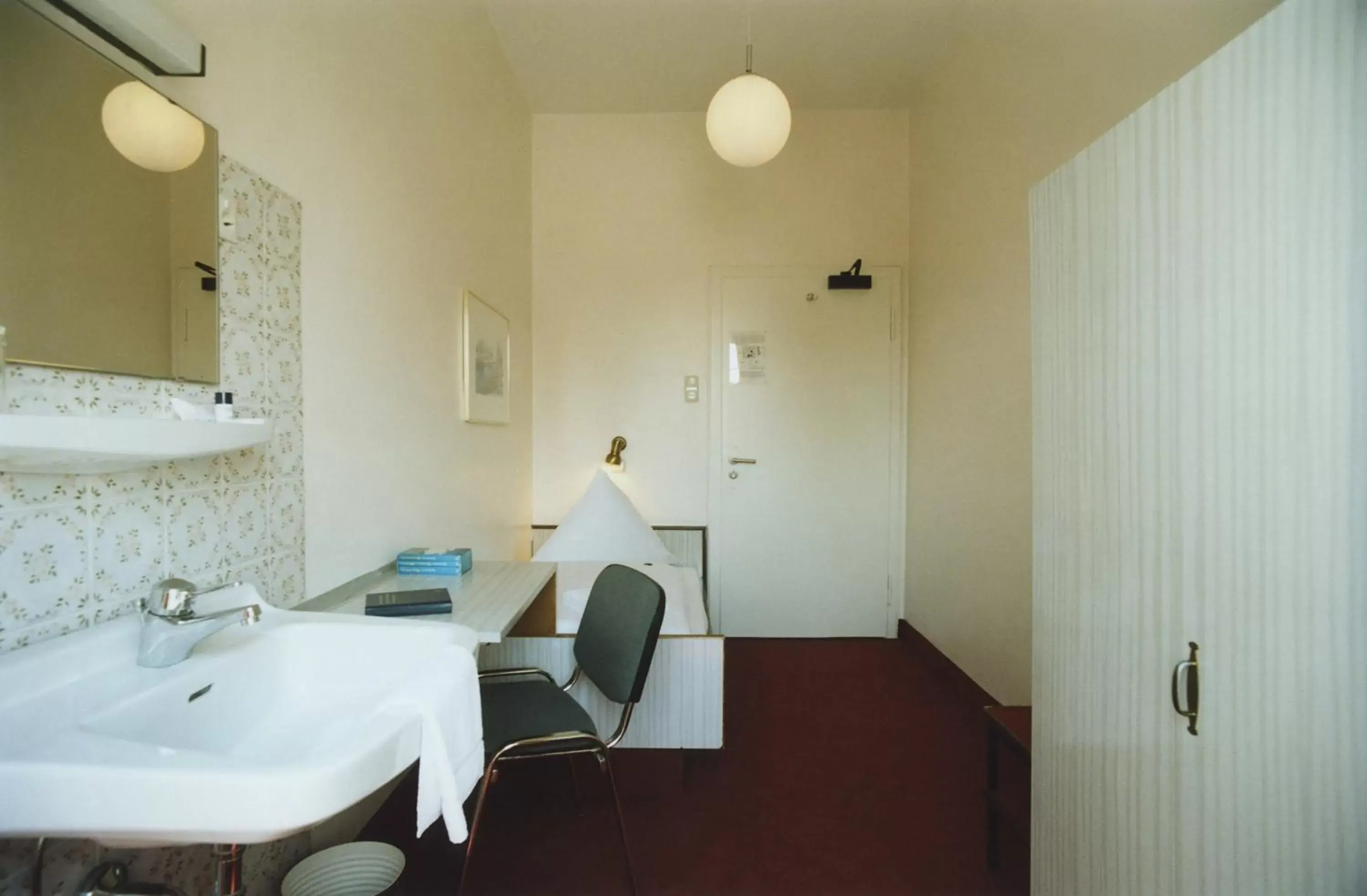 Photo of the whole room, Bathroom in Hotel Jedermann