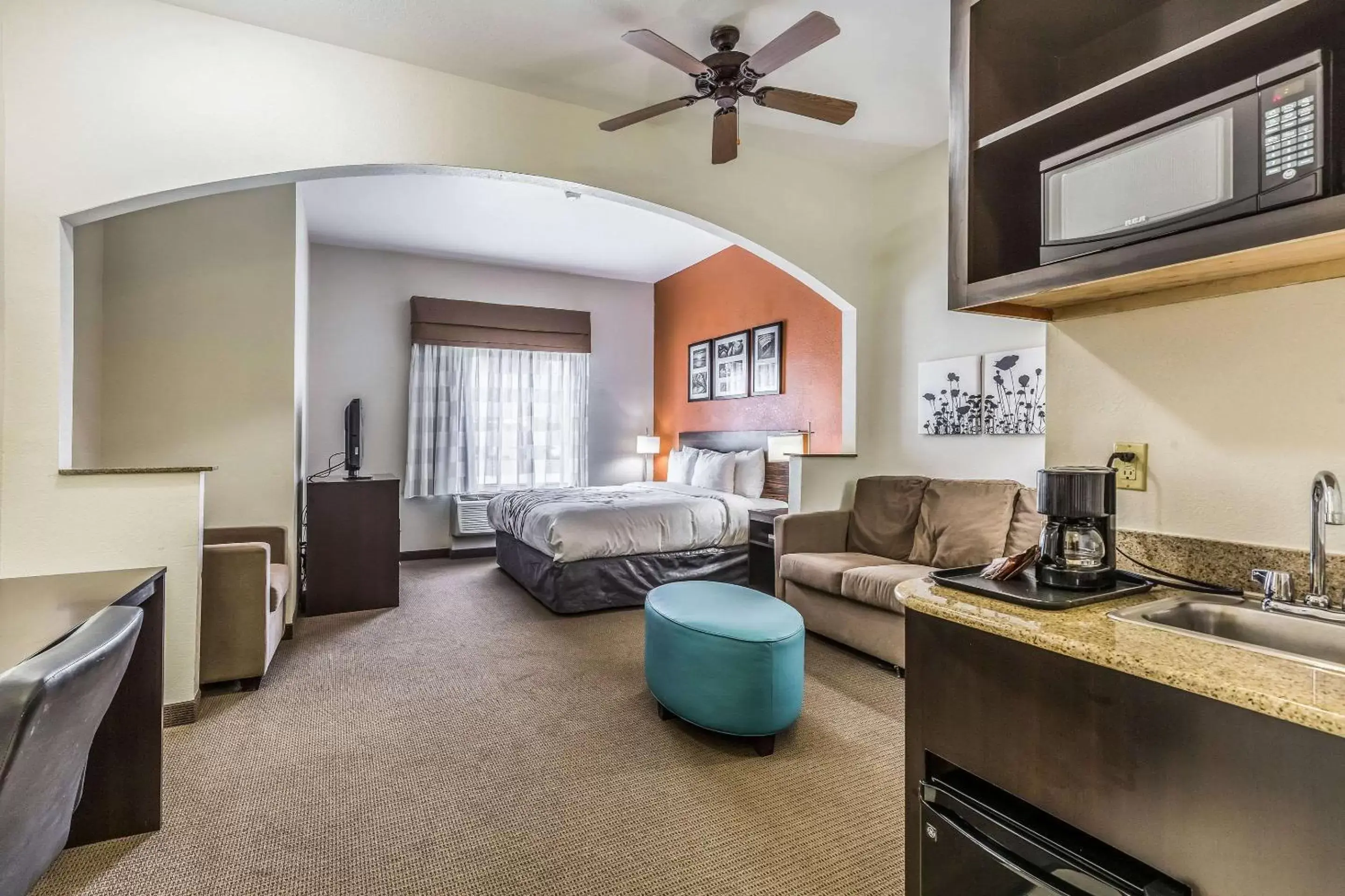 Photo of the whole room, Seating Area in Sleep Inn & Suites Stafford