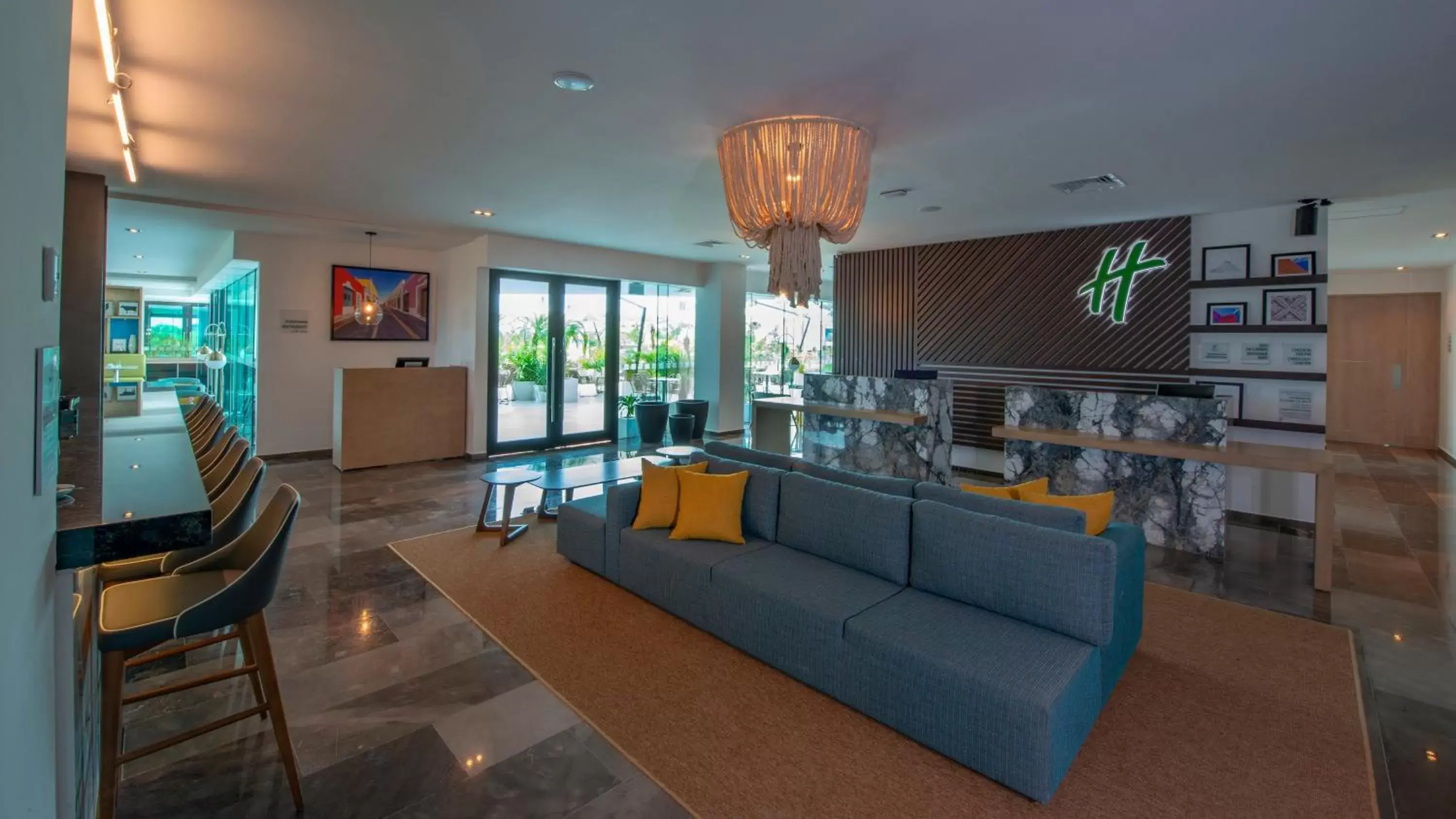 Property building, Lounge/Bar in Holiday Inn & Suites - Merida La Isla, an IHG Hotel