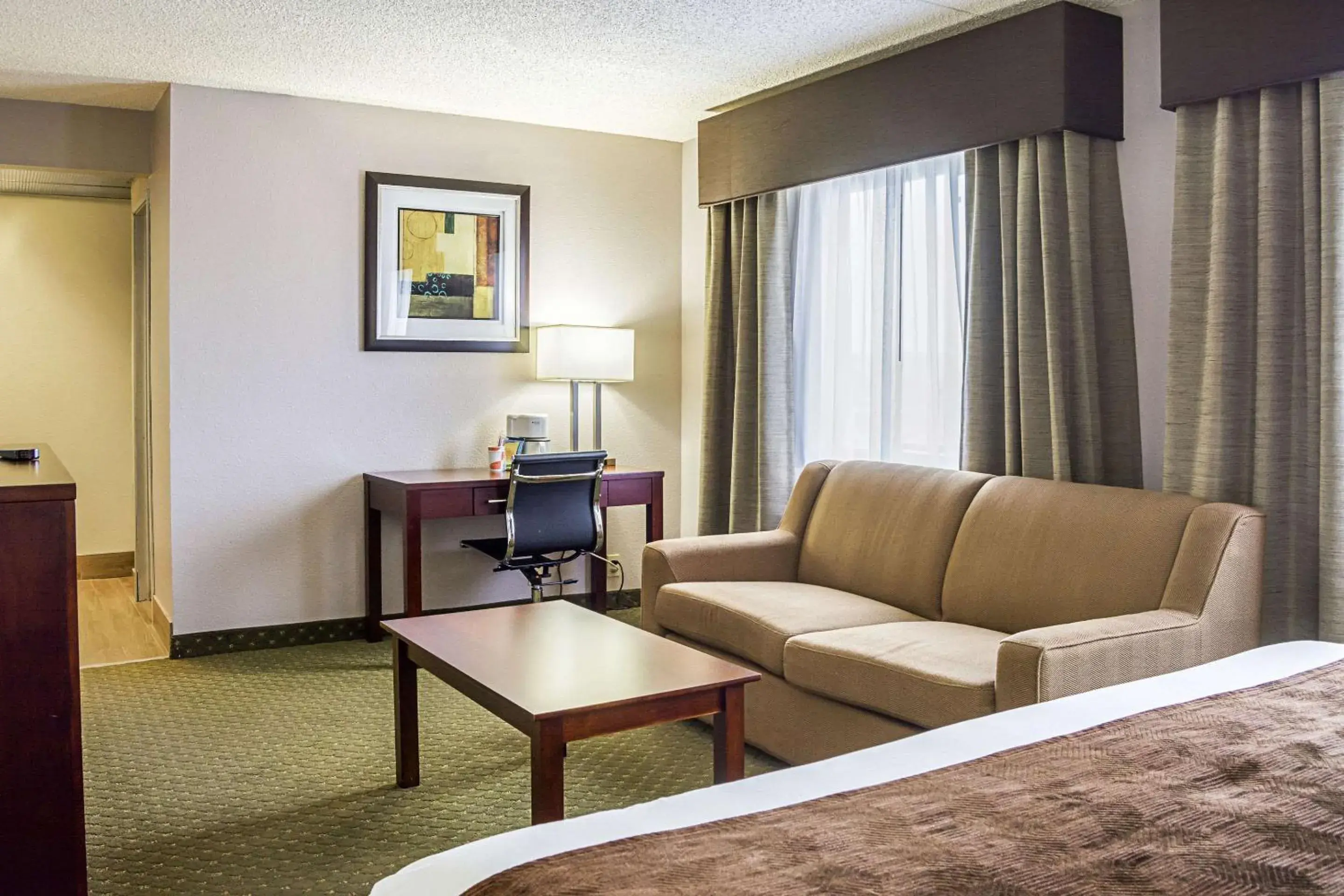 Photo of the whole room, Seating Area in Quality Inn & Suites Clackamas - Portland