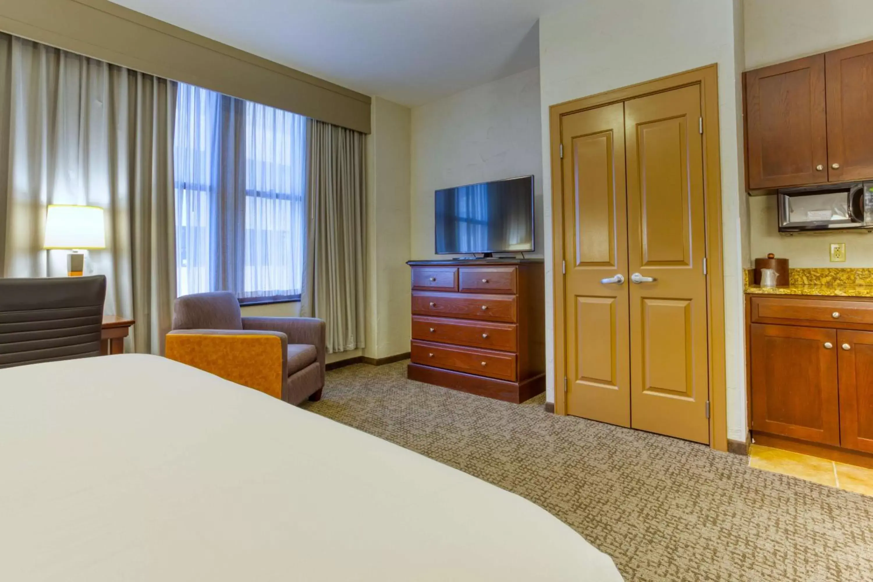 Bedroom, TV/Entertainment Center in Drury Plaza Hotel San Antonio Riverwalk