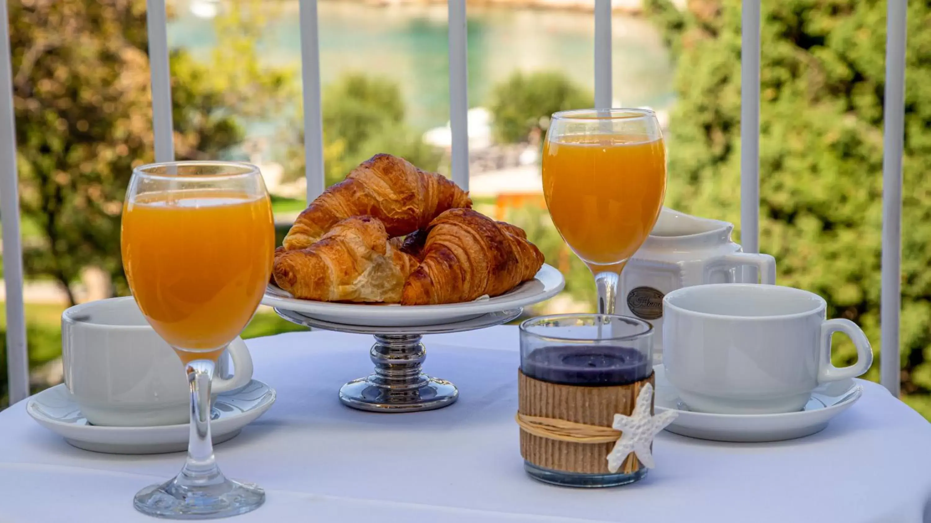Balcony/Terrace, Breakfast in Hotel Komodor
