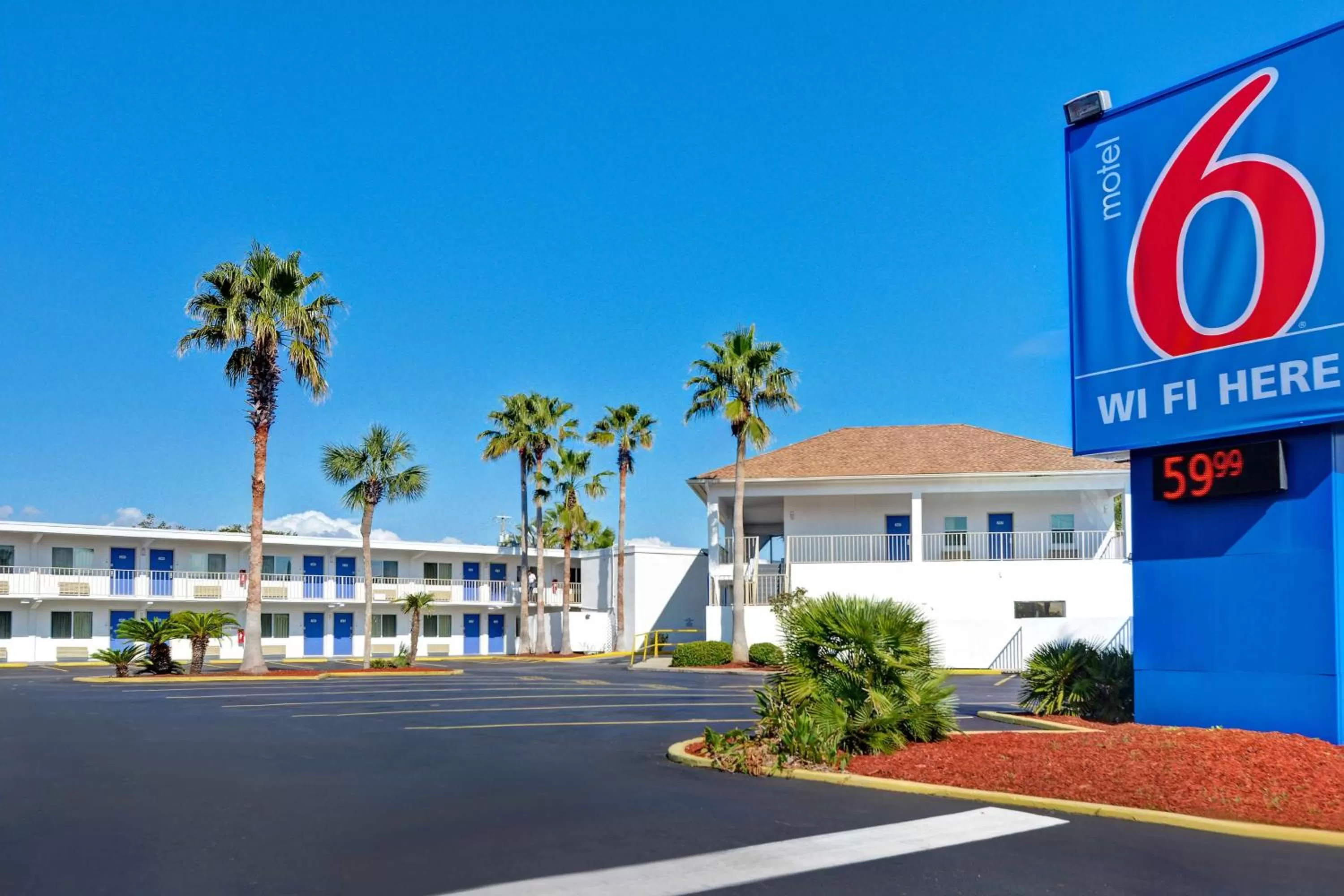 Property building in Motel 6-Destin, FL