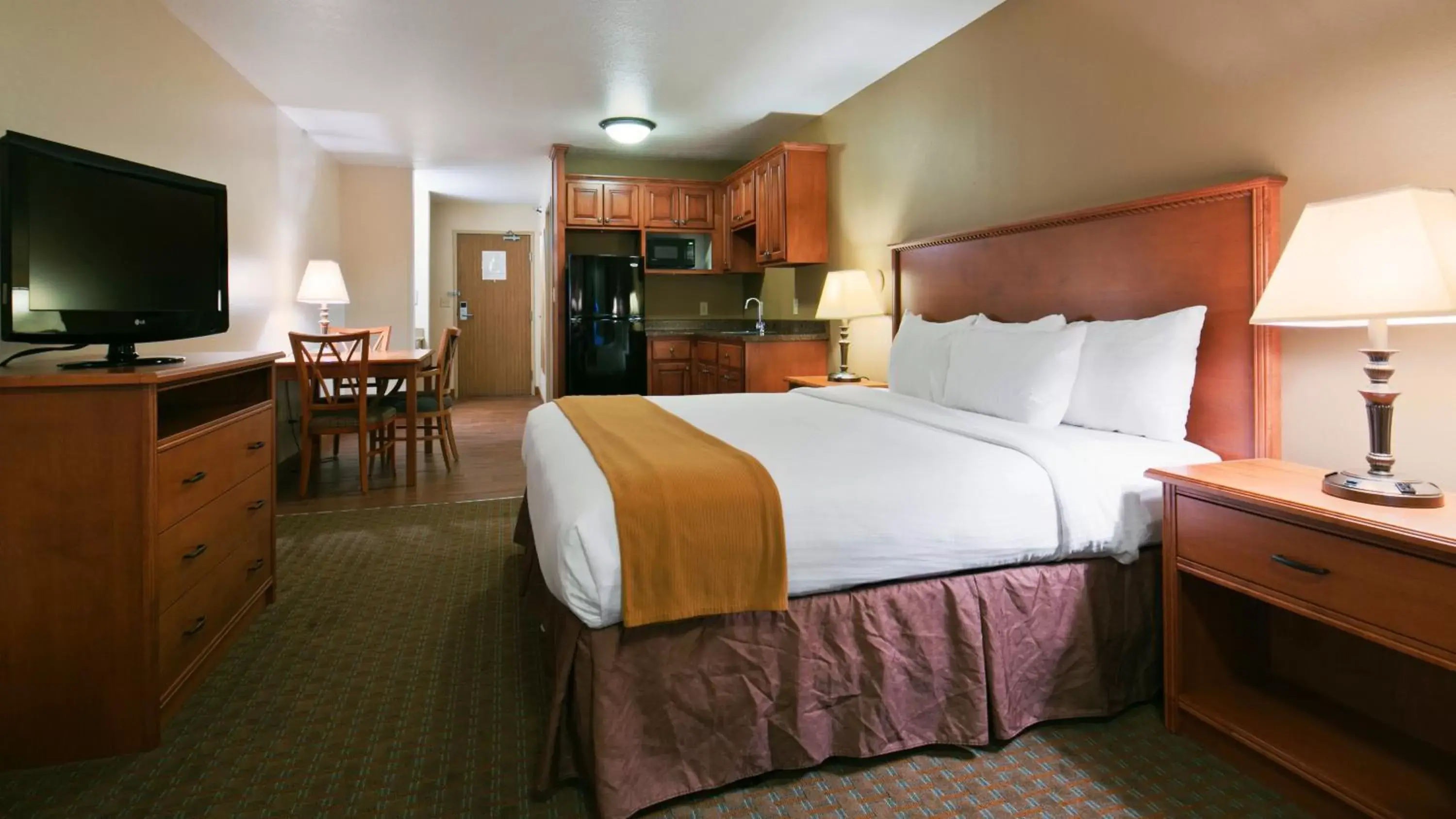 Kitchen or kitchenette, Bed in Best Western Empire Towers