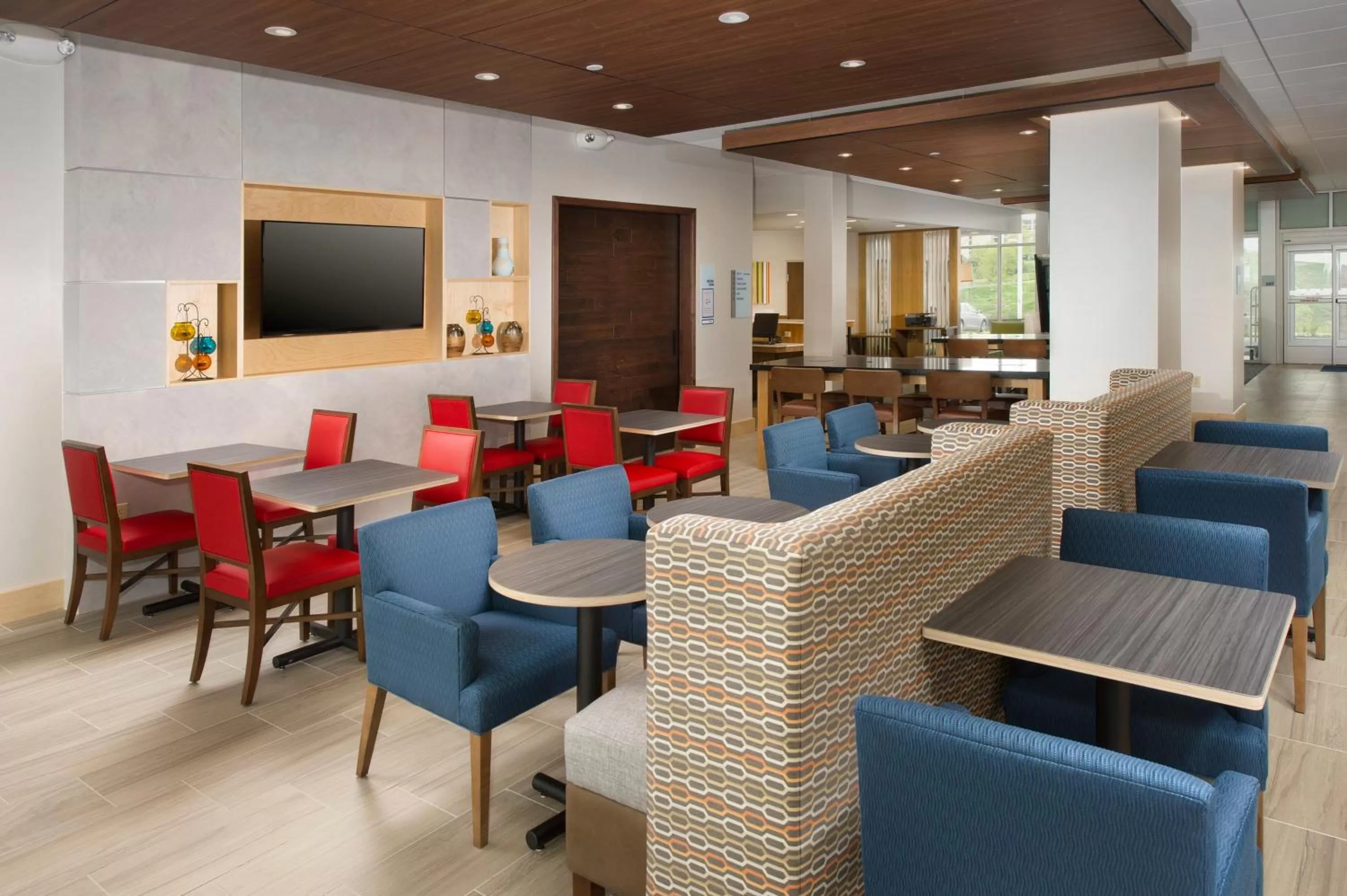 Breakfast in Holiday Inn Express & Suites by IHG Altoona by IHG