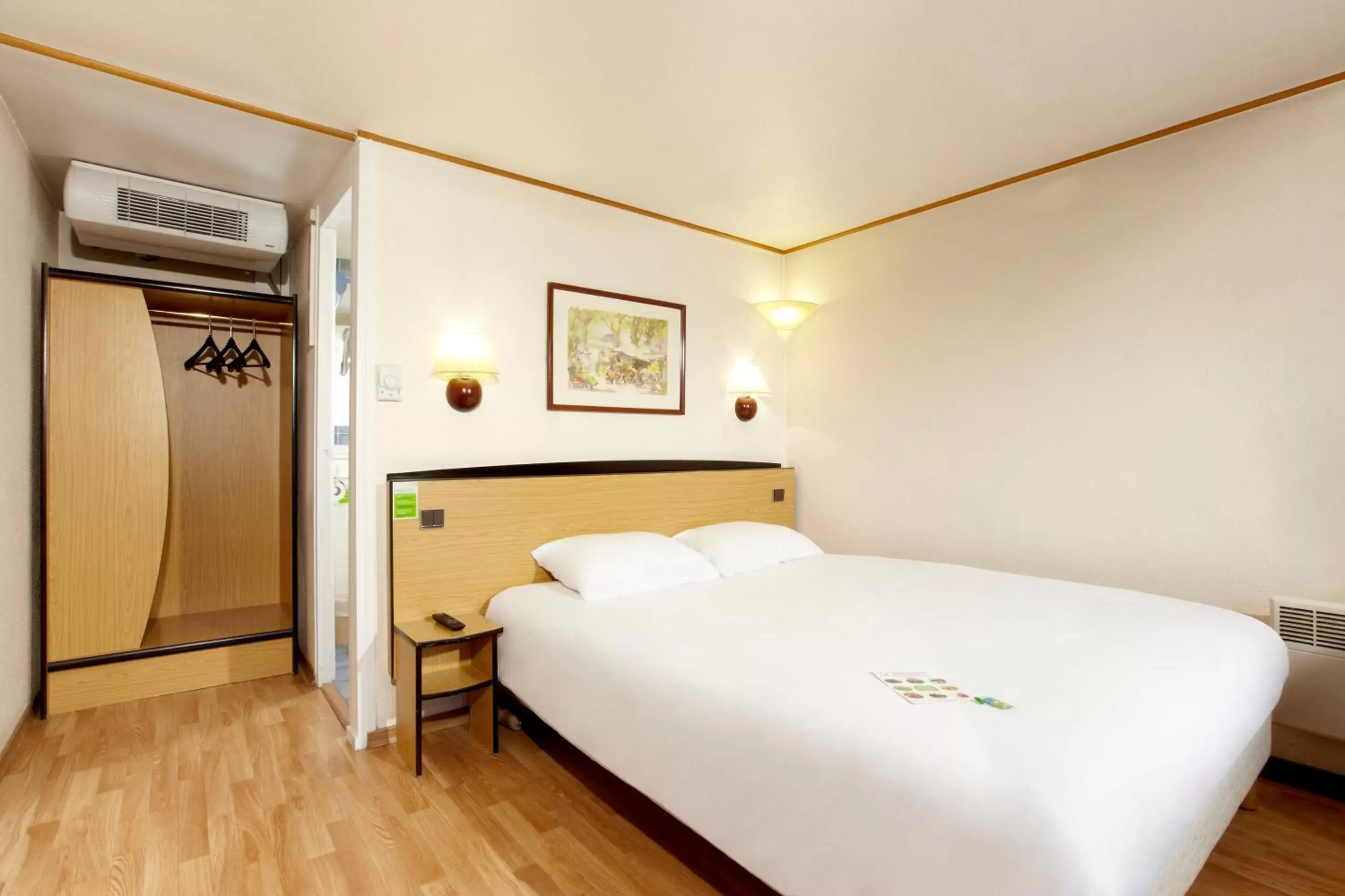 Bedroom, Bed in Hôtel Campanile Cahors