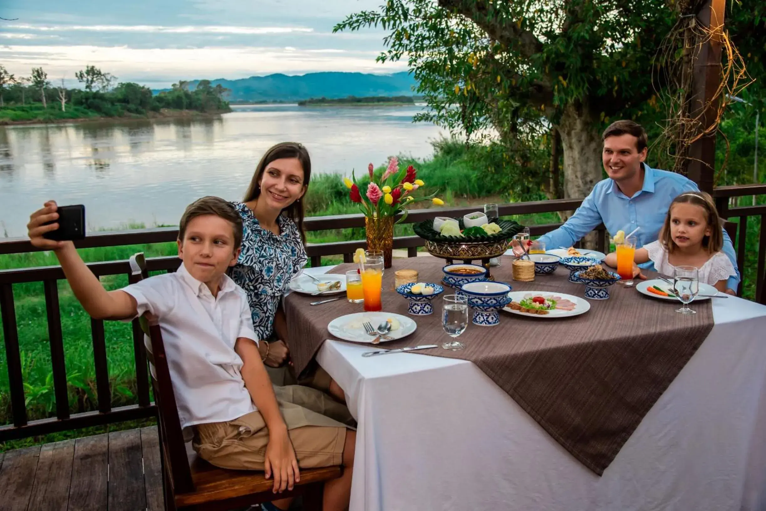 Restaurant/places to eat, Family in Bansaeo Garden and Resort