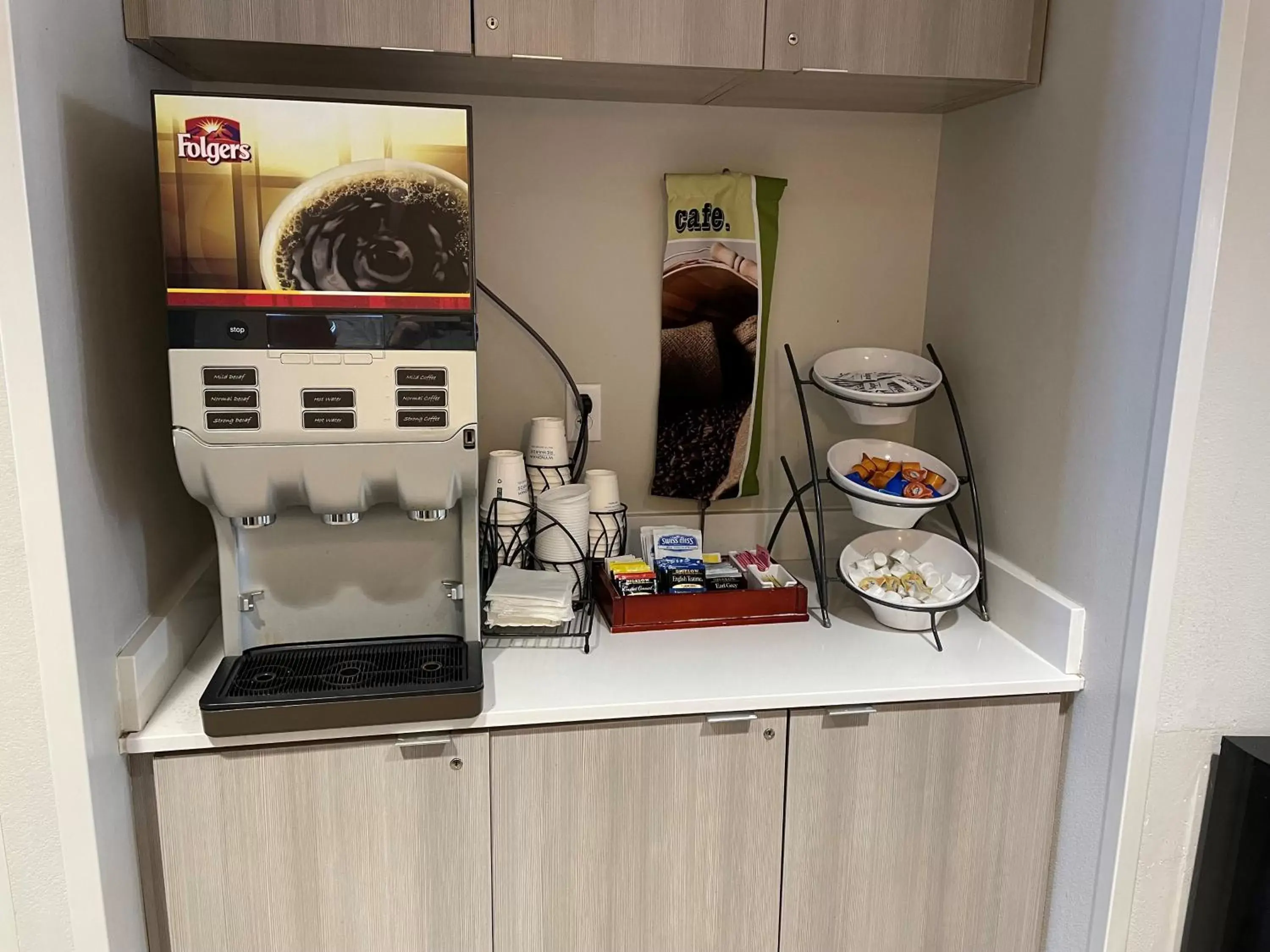 Coffee/tea facilities, Kitchen/Kitchenette in Microtel Inn & Suites by Wyndham Rochester South Mayo Clinic