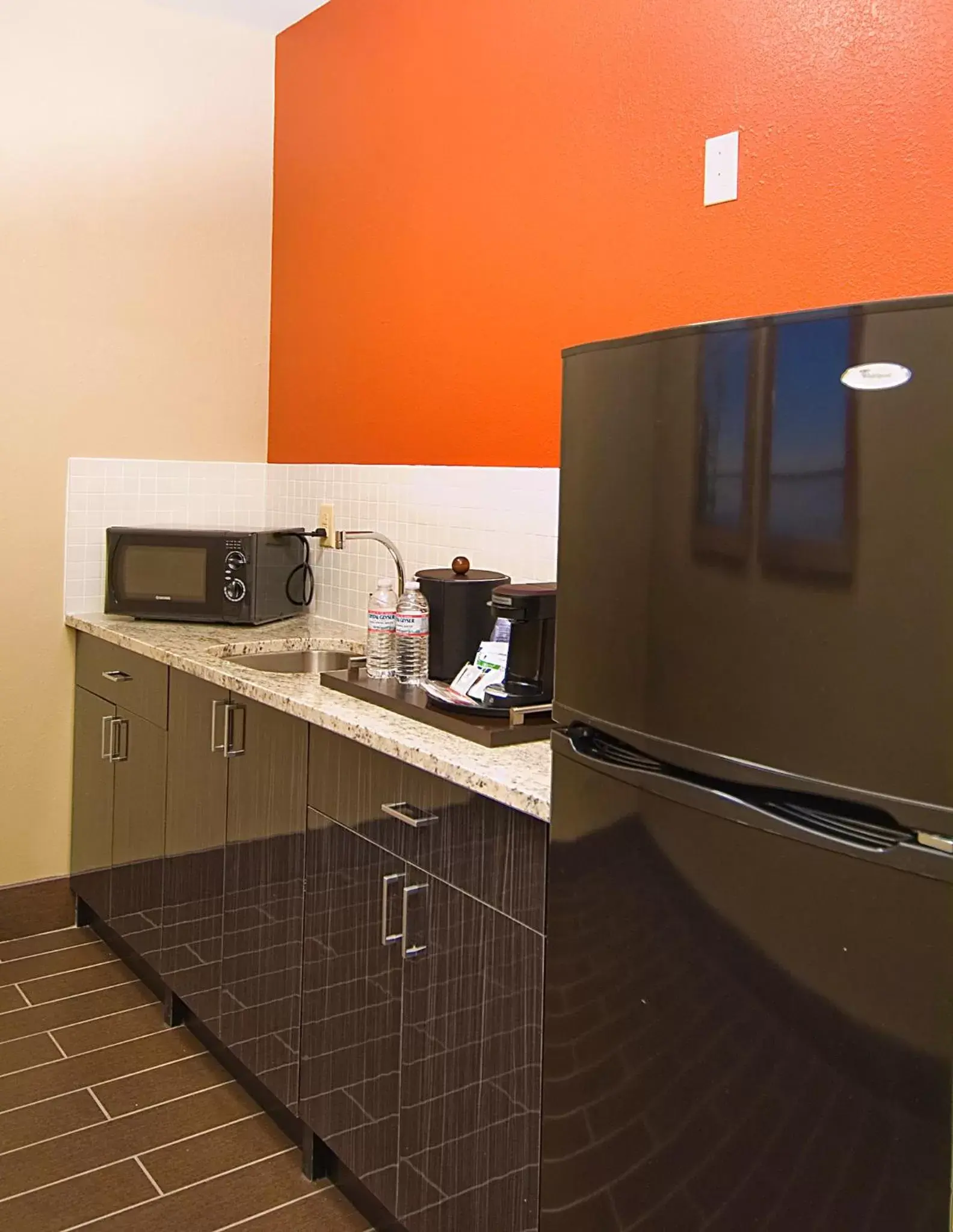 Photo of the whole room, Kitchen/Kitchenette in Holiday Inn Express Fulton, an IHG Hotel