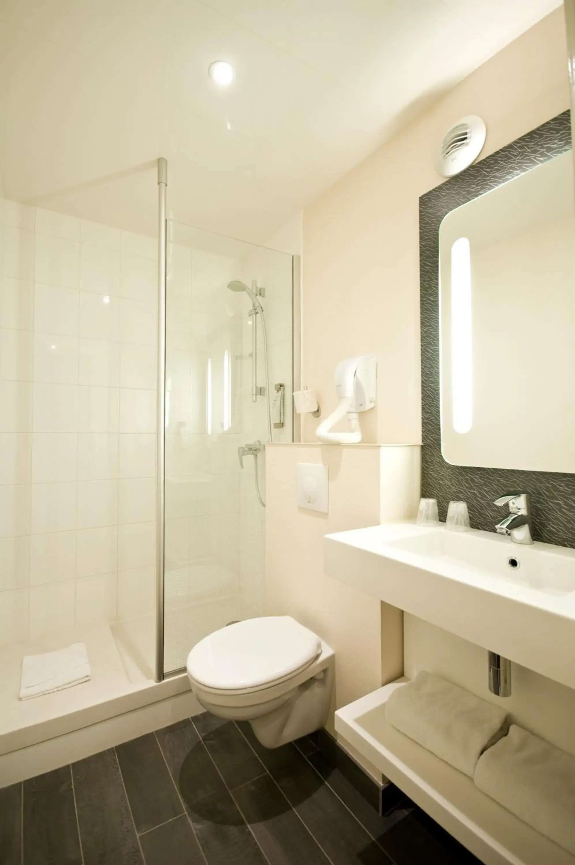 Bathroom in Hotel ibis Paris Pere Lachaise