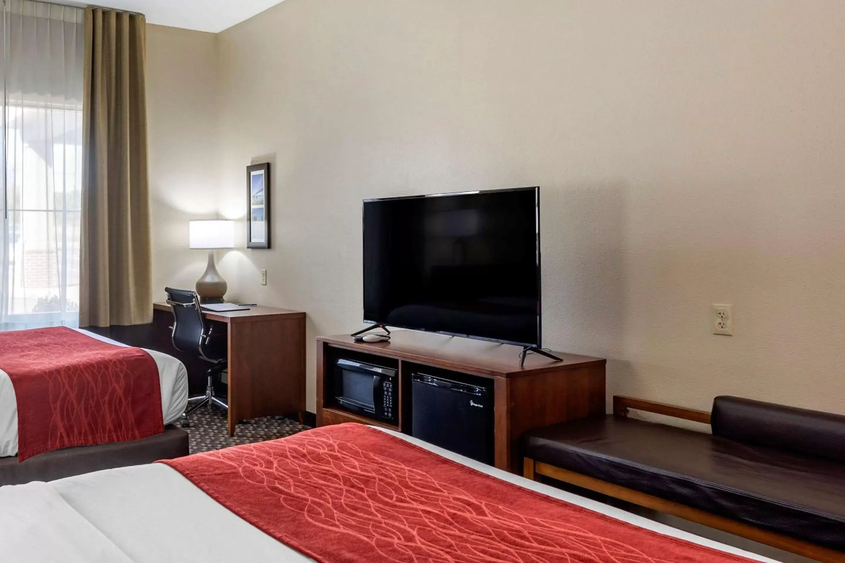 Photo of the whole room, TV/Entertainment Center in Comfort Inn & Suites Atoka-Millington