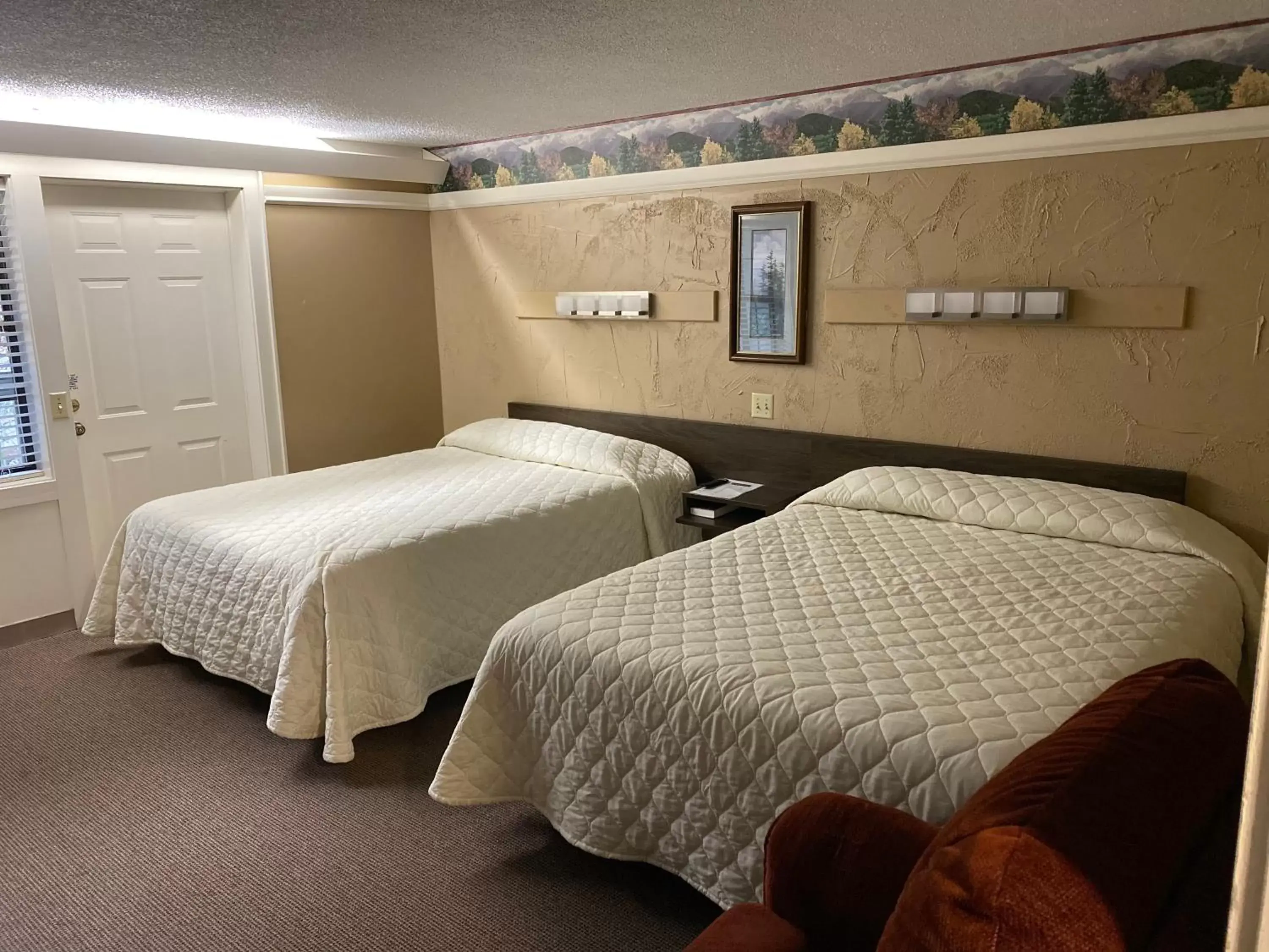 Bed in Carr's Northside Hotel and Cottages