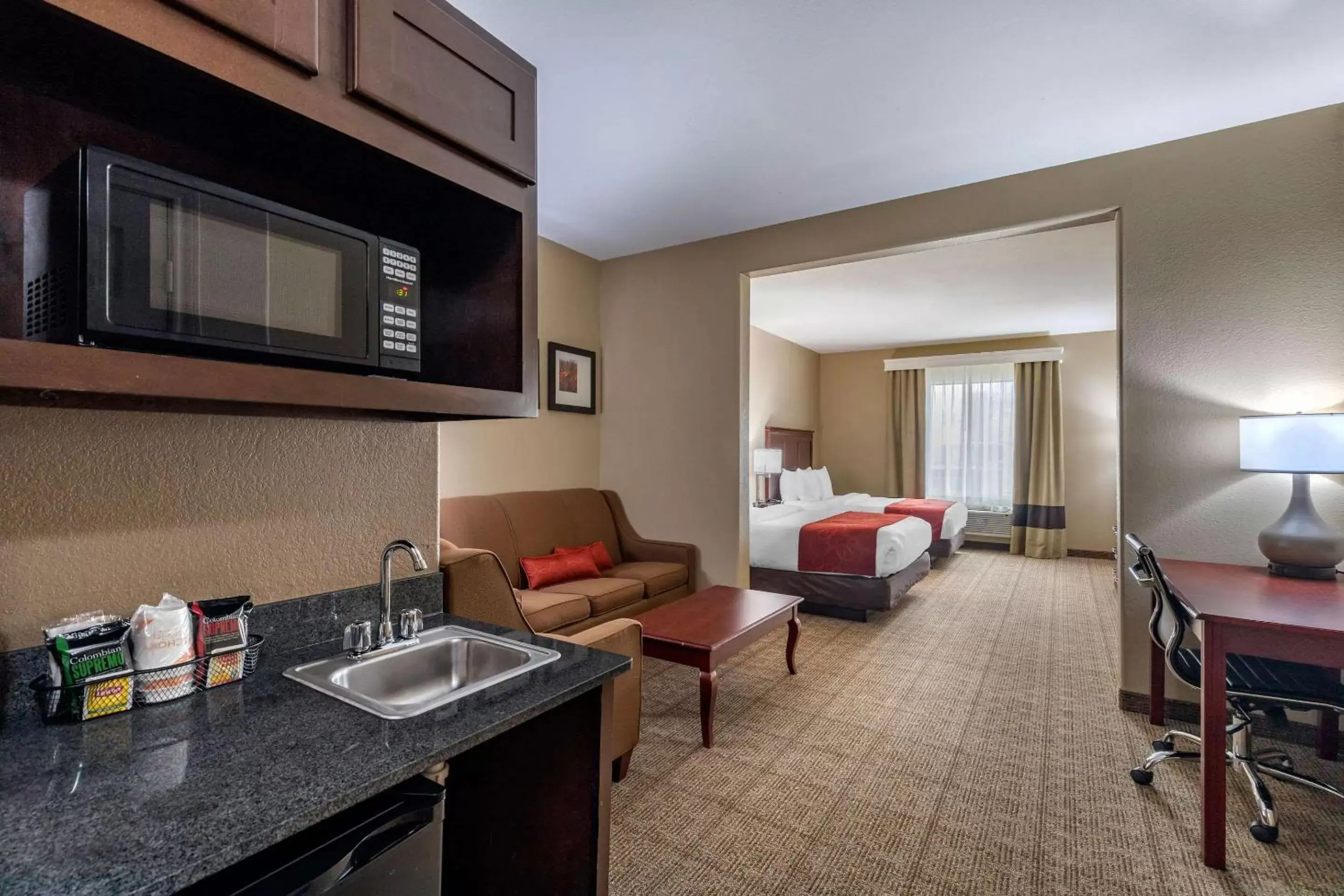 Photo of the whole room, Kitchen/Kitchenette in Comfort Suites Ennis