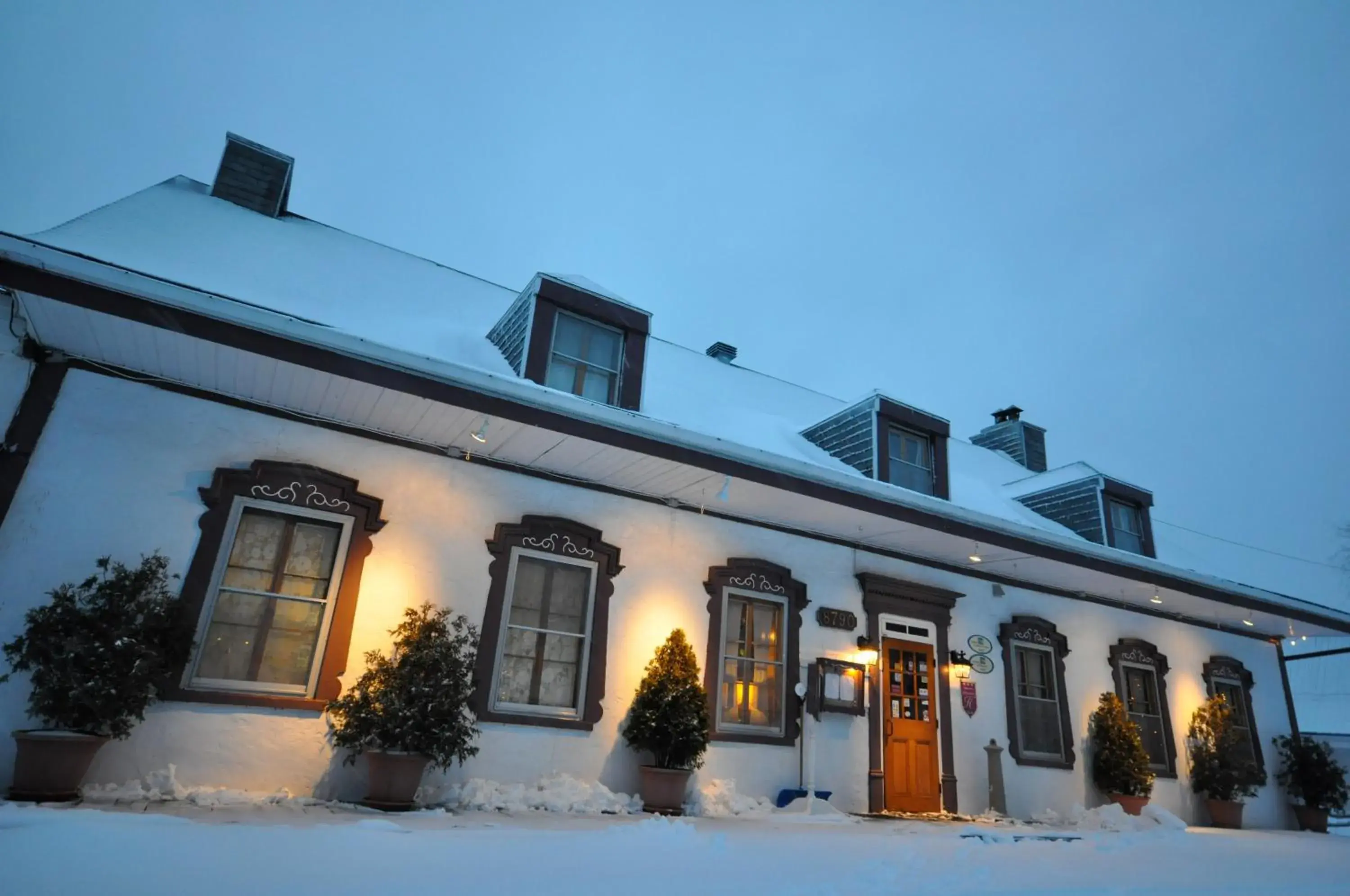 Facade/entrance, Winter in Auberge Baker